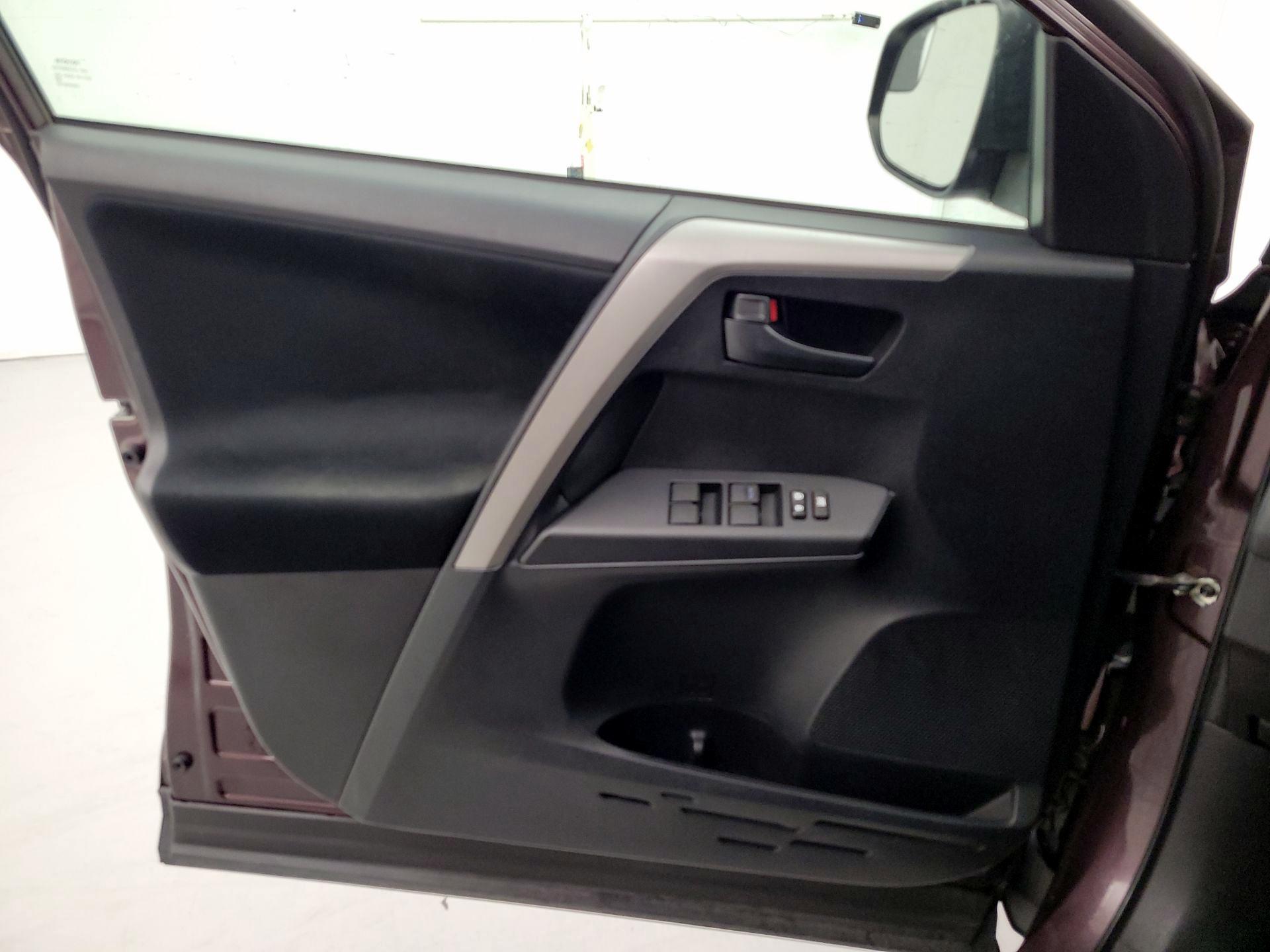 Thumbnail: 2017 Toyota RAV4 - 10