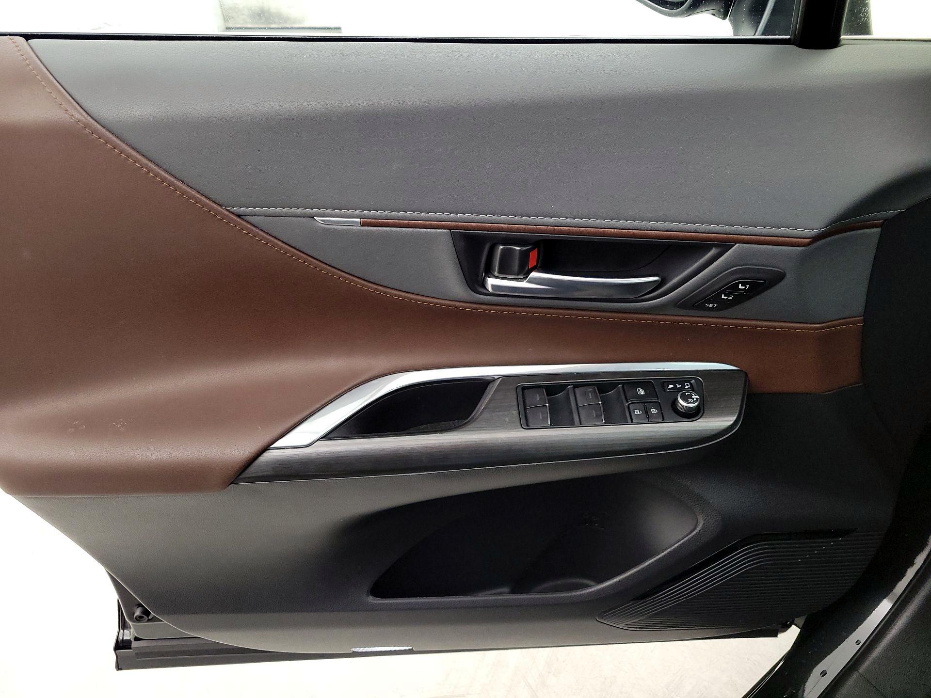 Thumbnail: 2024 Toyota Venza - 10