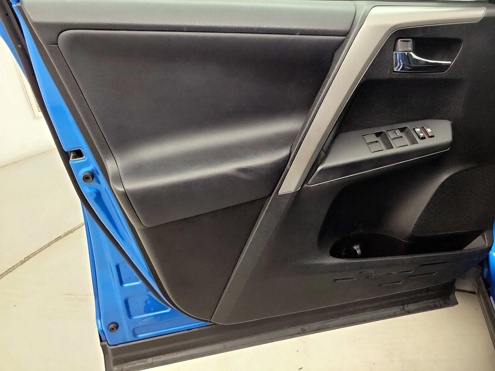 Thumbnail: 2016 Toyota RAV4 - 12