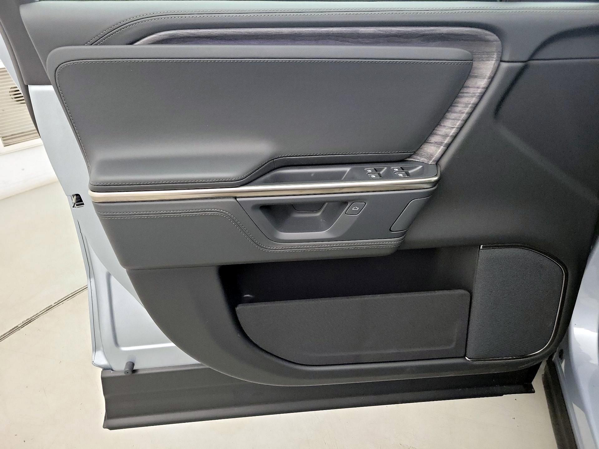 Thumbnail: 2026 Rivian R1S - 12