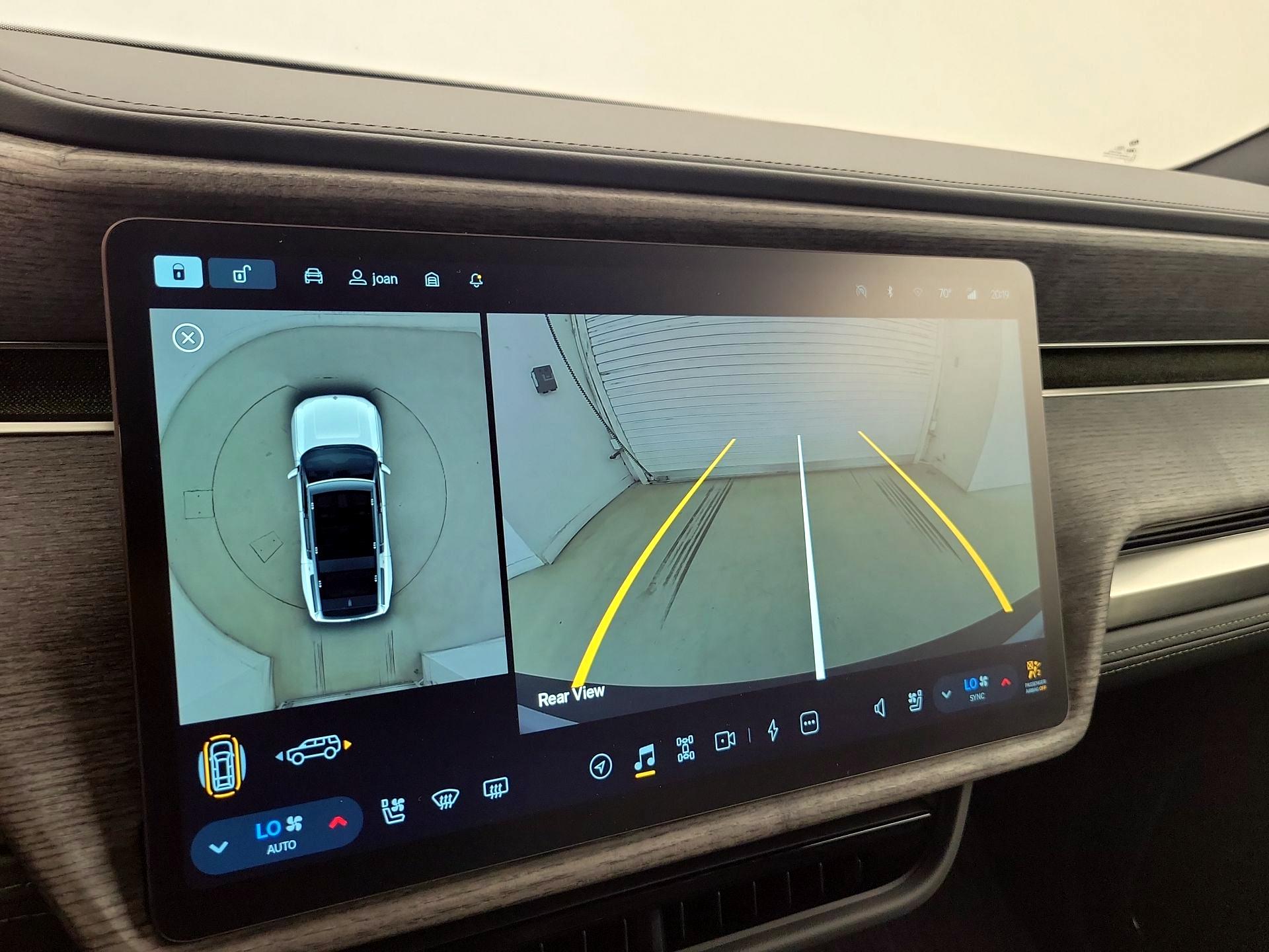 Thumbnail: 2026 Rivian R1S - 14