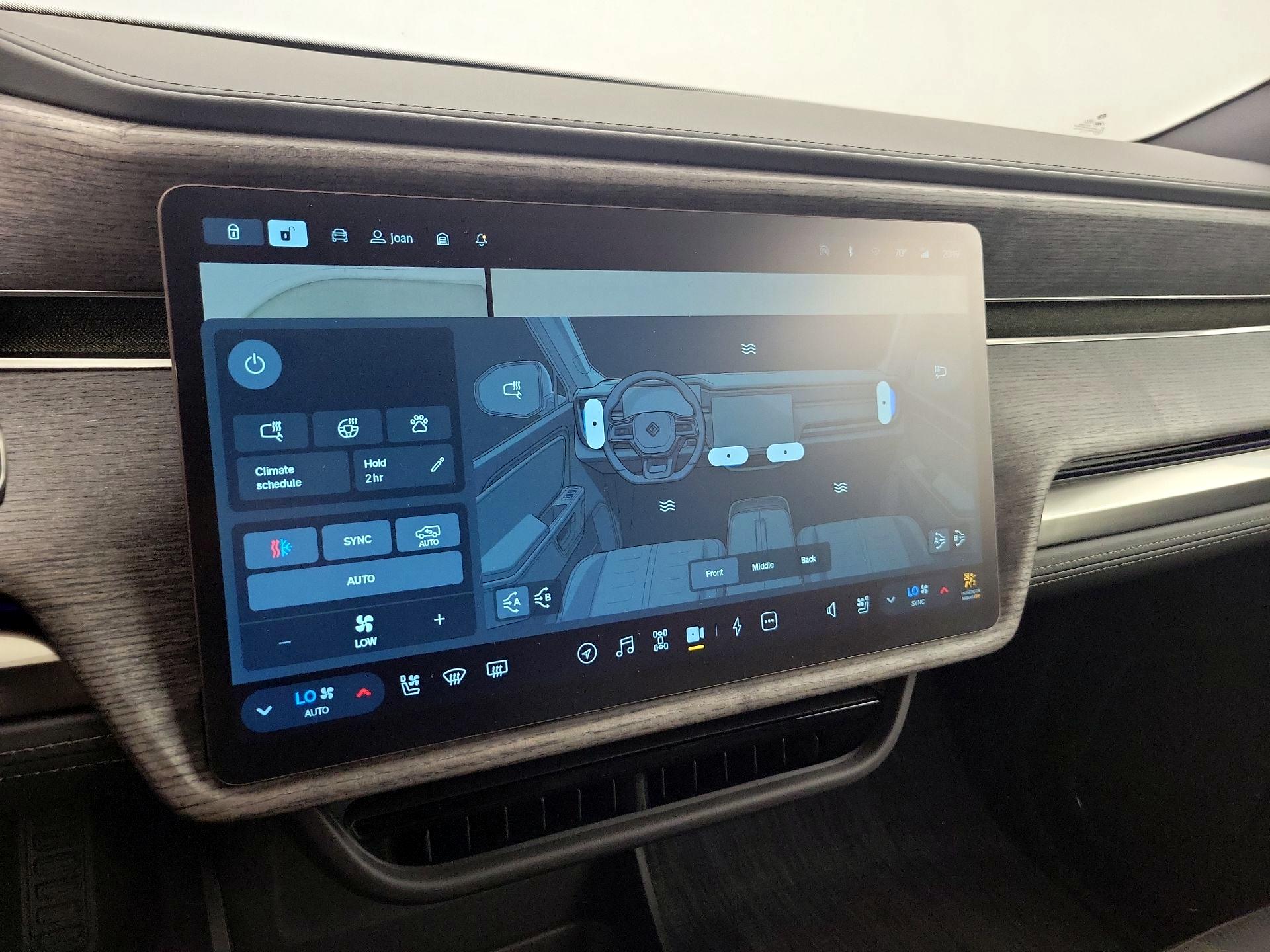 Thumbnail: 2026 Rivian R1S - 16