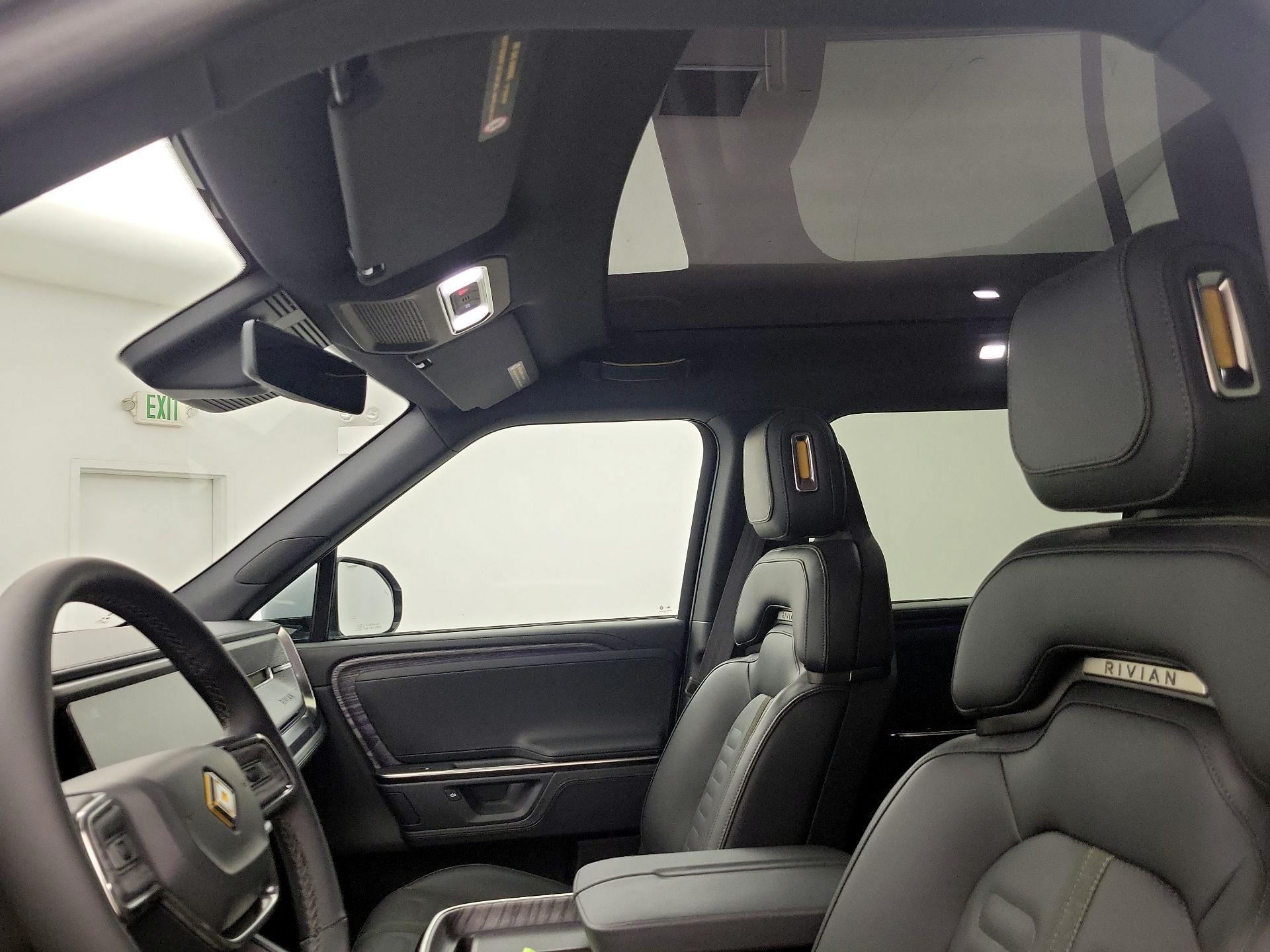 Thumbnail: 2026 Rivian R1S - 19