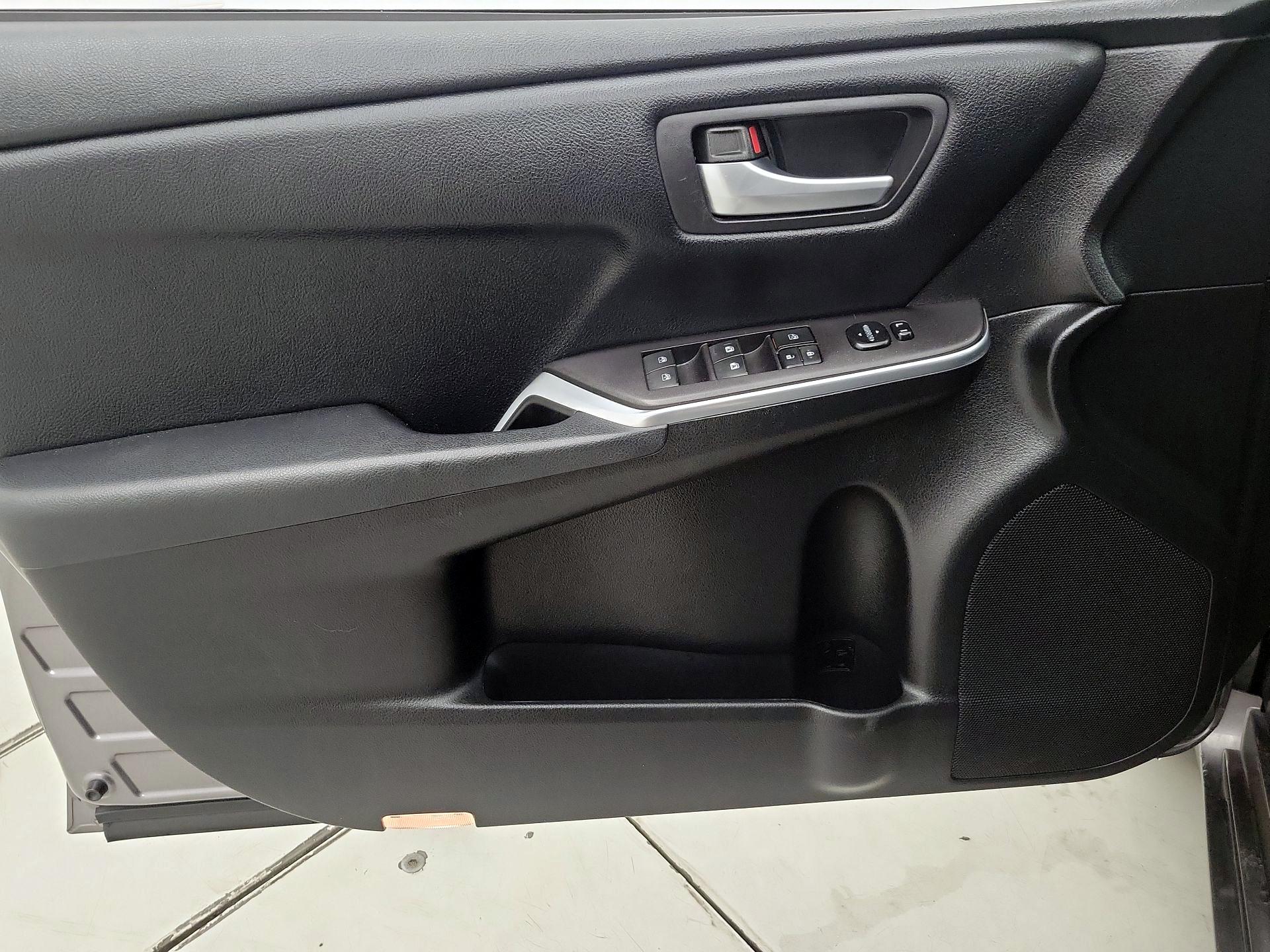 Thumbnail: 2016 Toyota Camry - 12