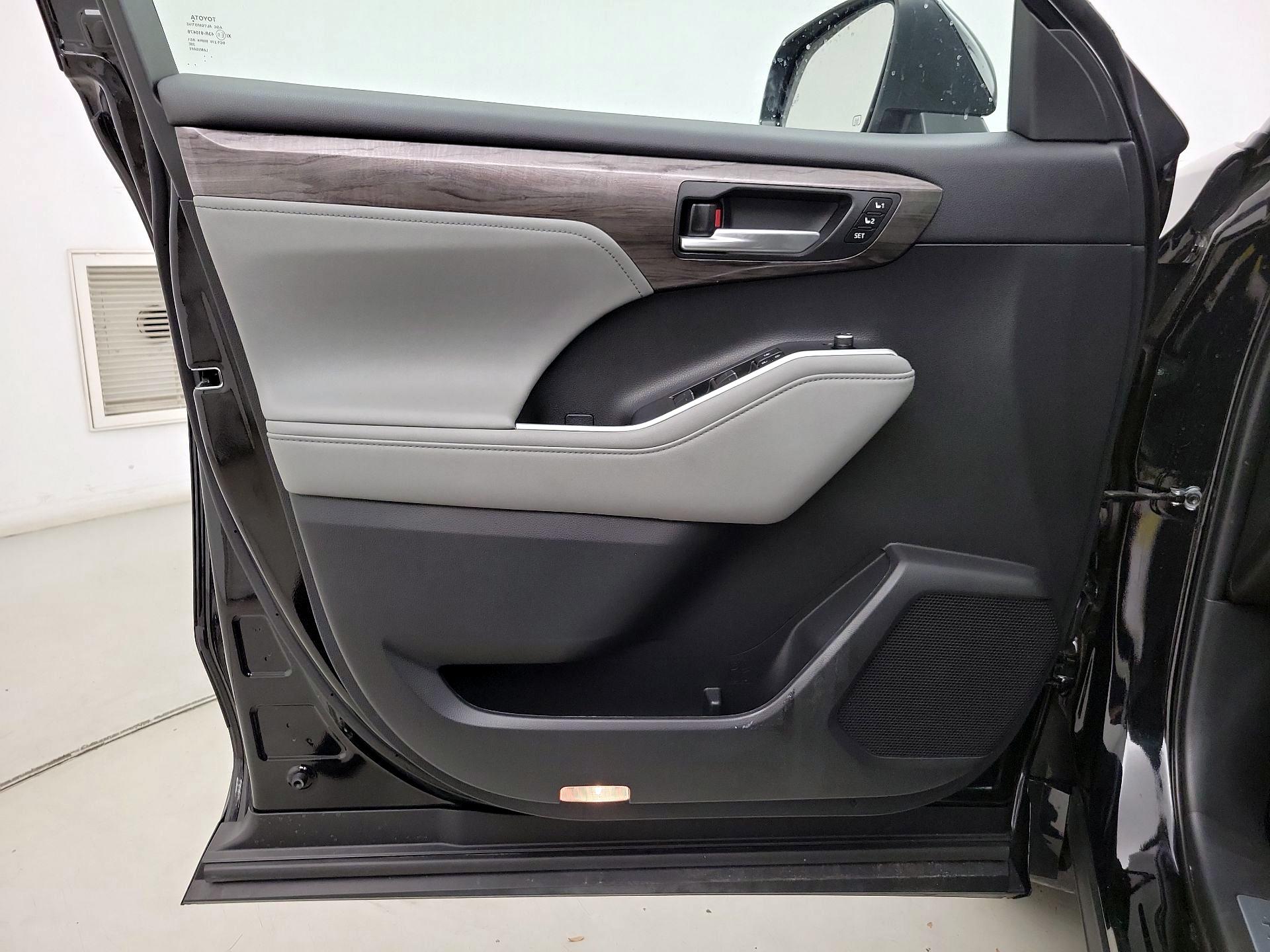 Thumbnail: 2023 Toyota Highlander - 12