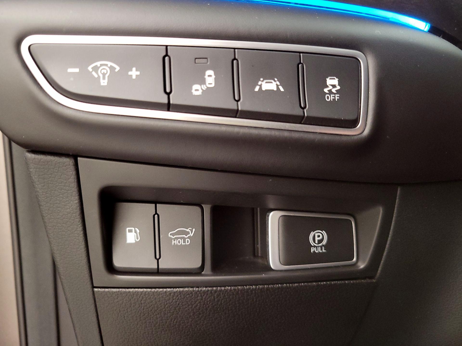 Thumbnail: 2022 Genesis G90 - 13