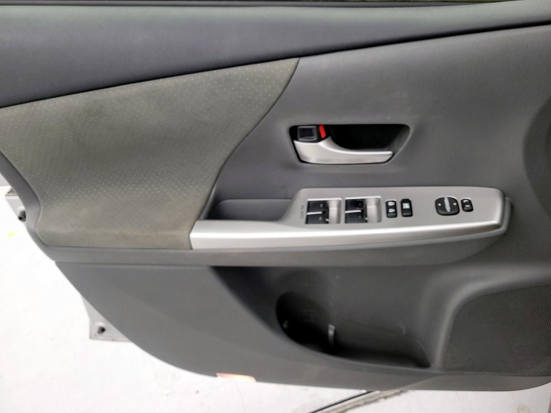 Thumbnail: 2014 Toyota Prius v - 10