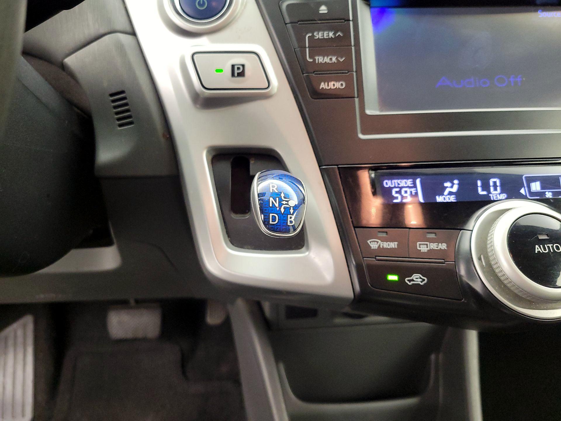 Thumbnail: 2014 Toyota Prius v - 15