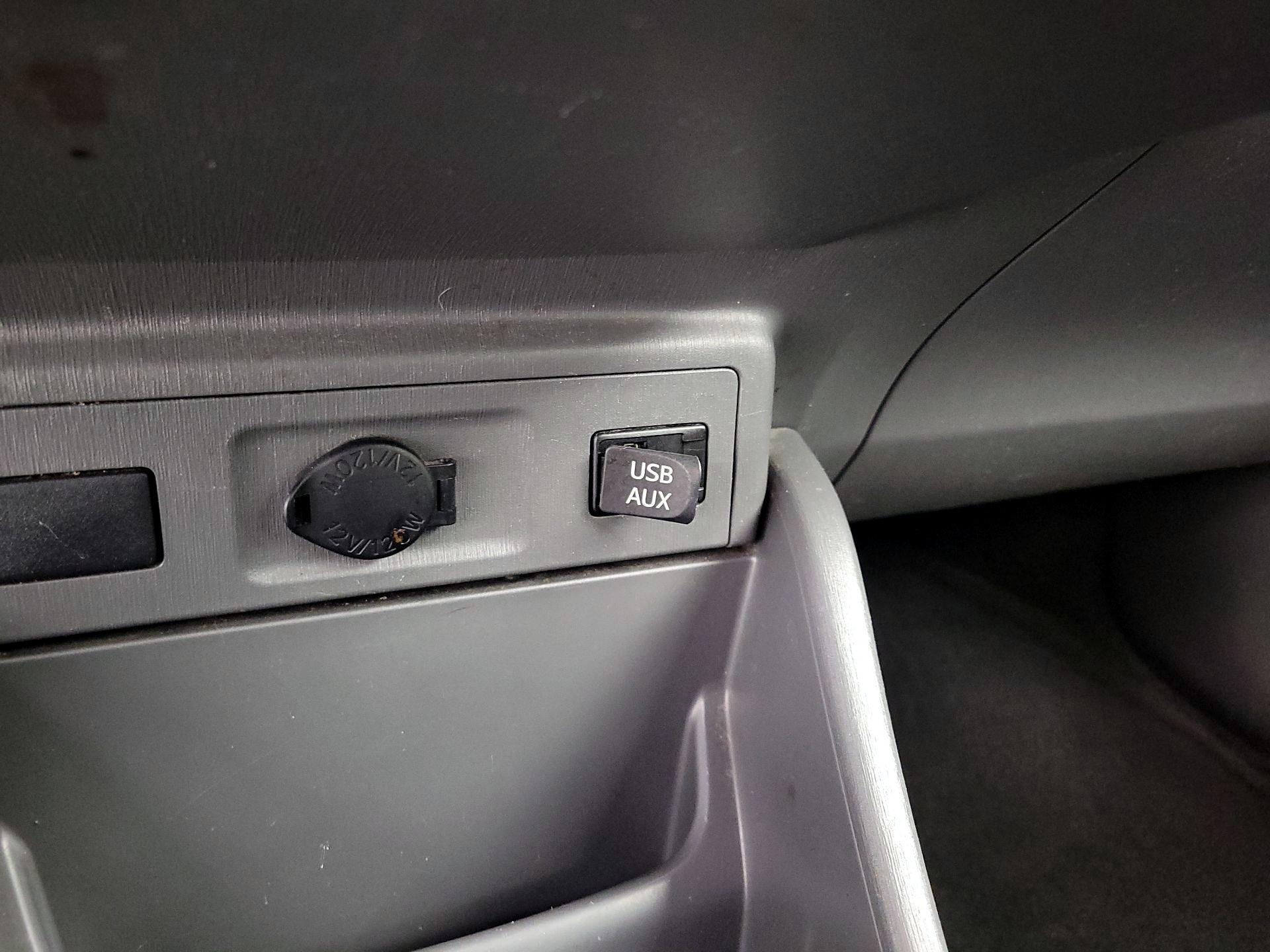 Thumbnail: 2014 Toyota Prius v - 16