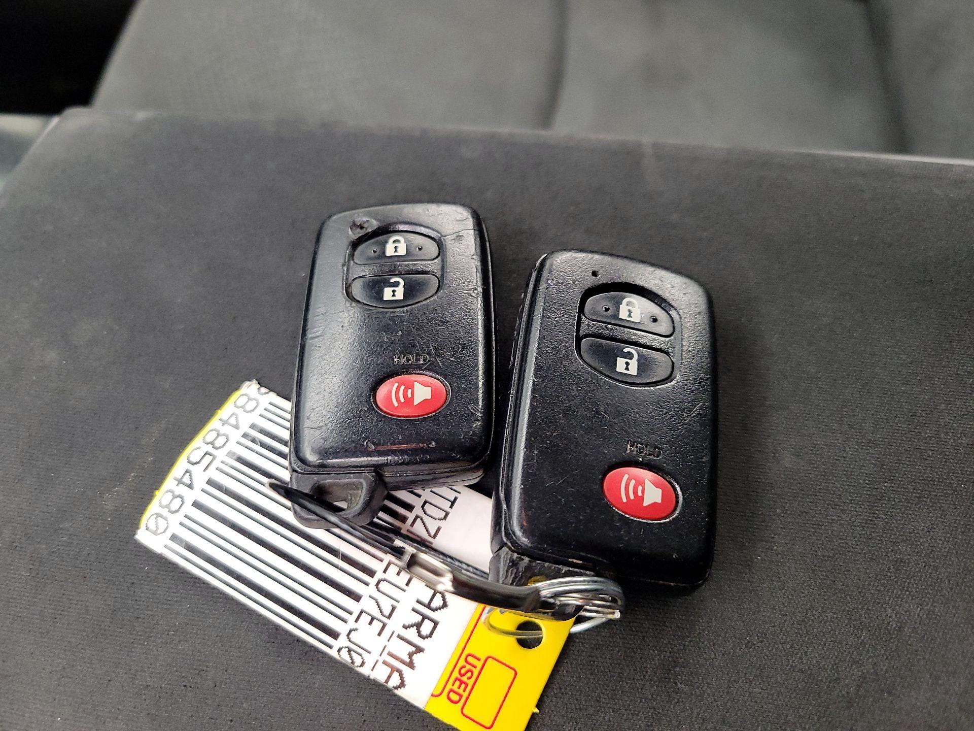 Thumbnail: 2014 Toyota Prius v - 20