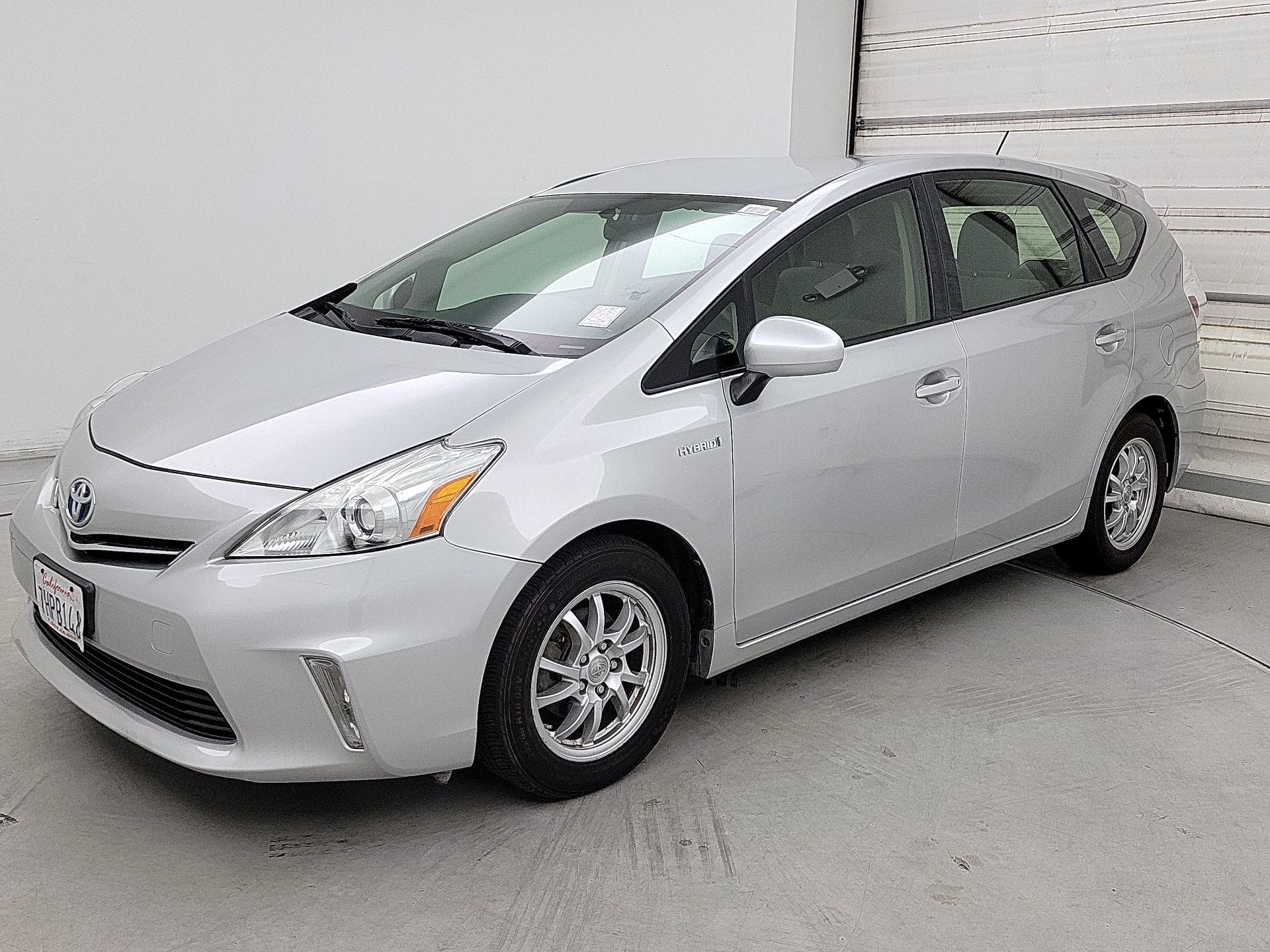 Thumbnail: 2014 Toyota Prius v - 3