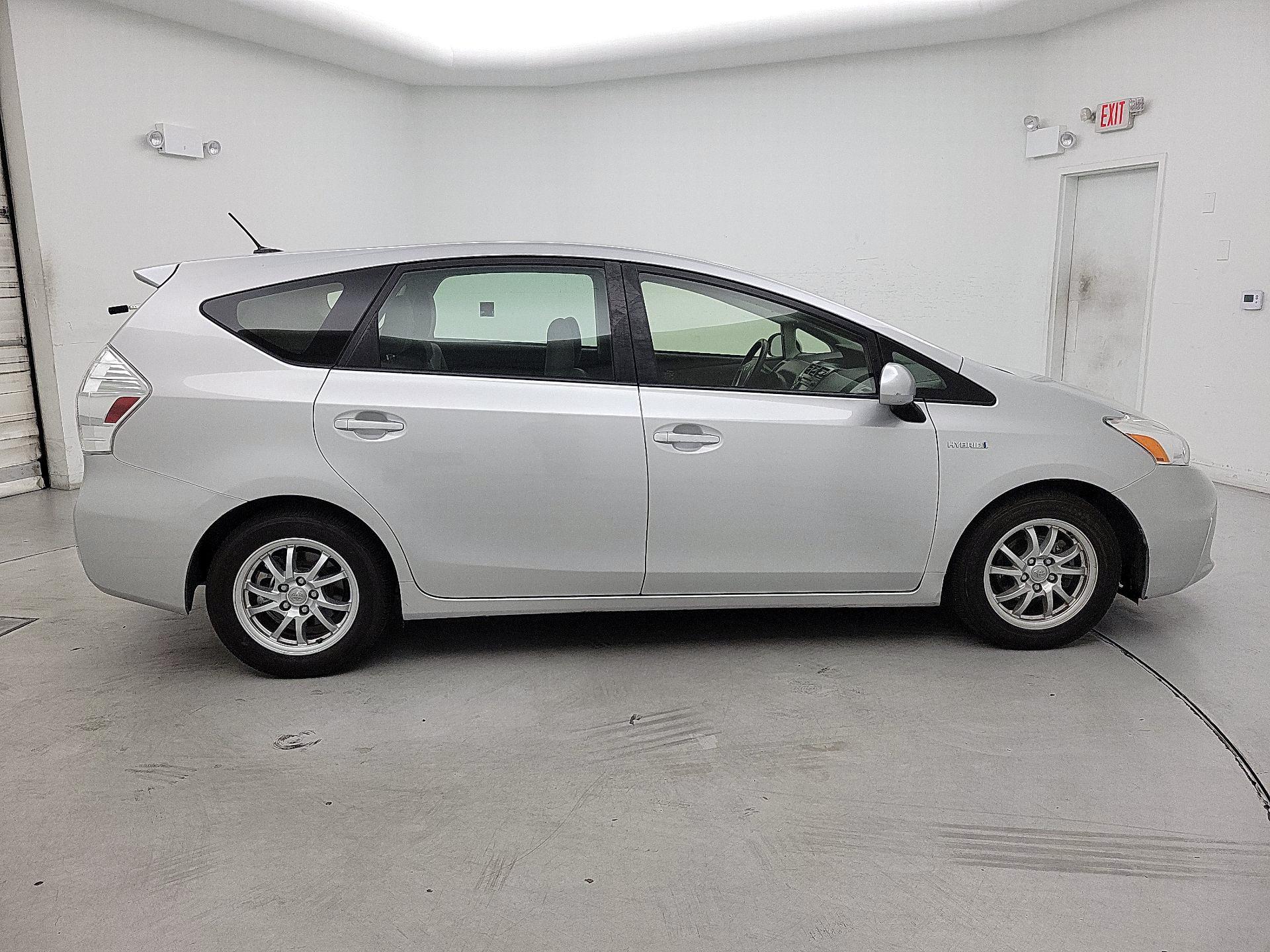 Thumbnail: 2014 Toyota Prius v - 4