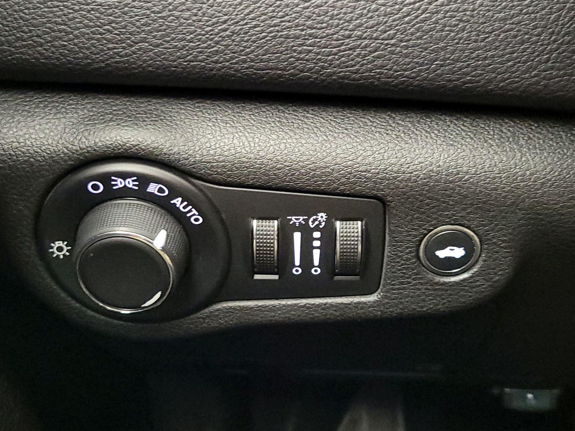 Thumbnail: 2015 Chrysler 200 - 13