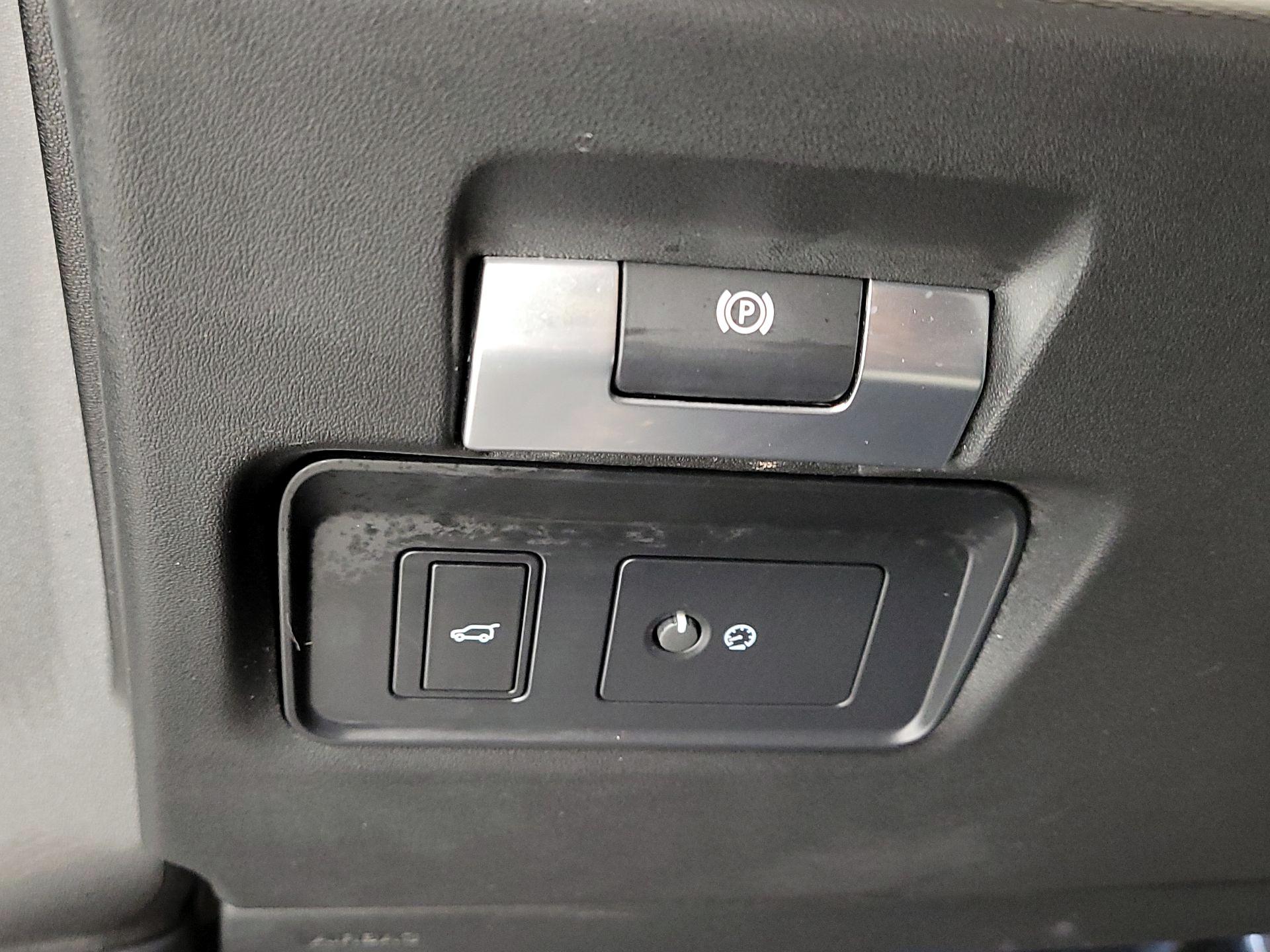 Thumbnail: 2022 Land Rover Discovery Sport - 13