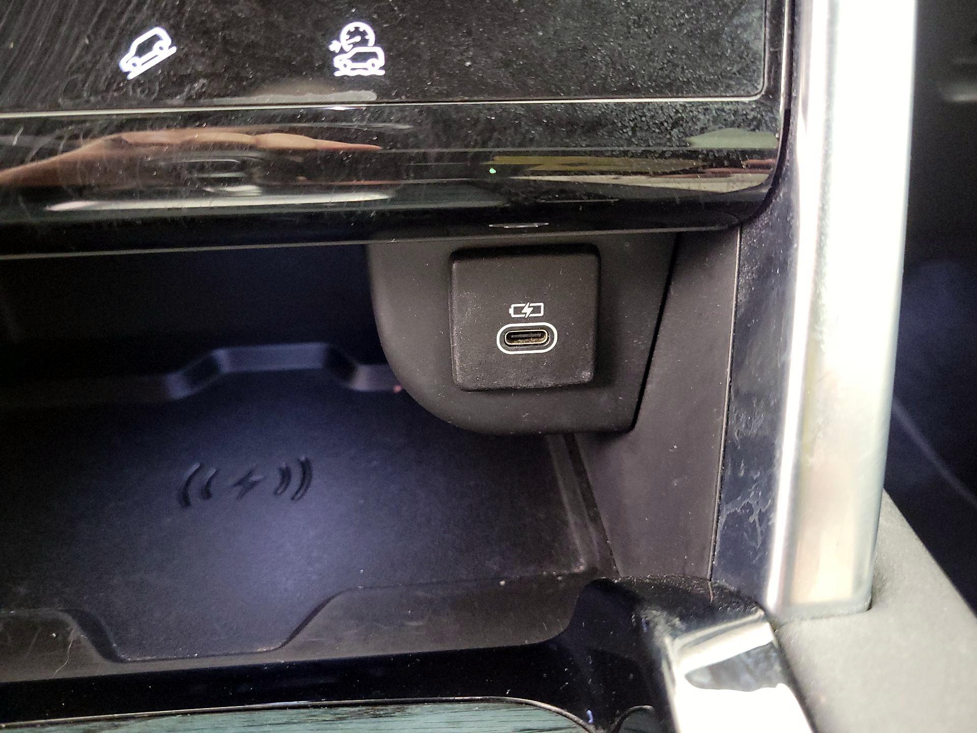 Thumbnail: 2022 Land Rover Discovery Sport - 19