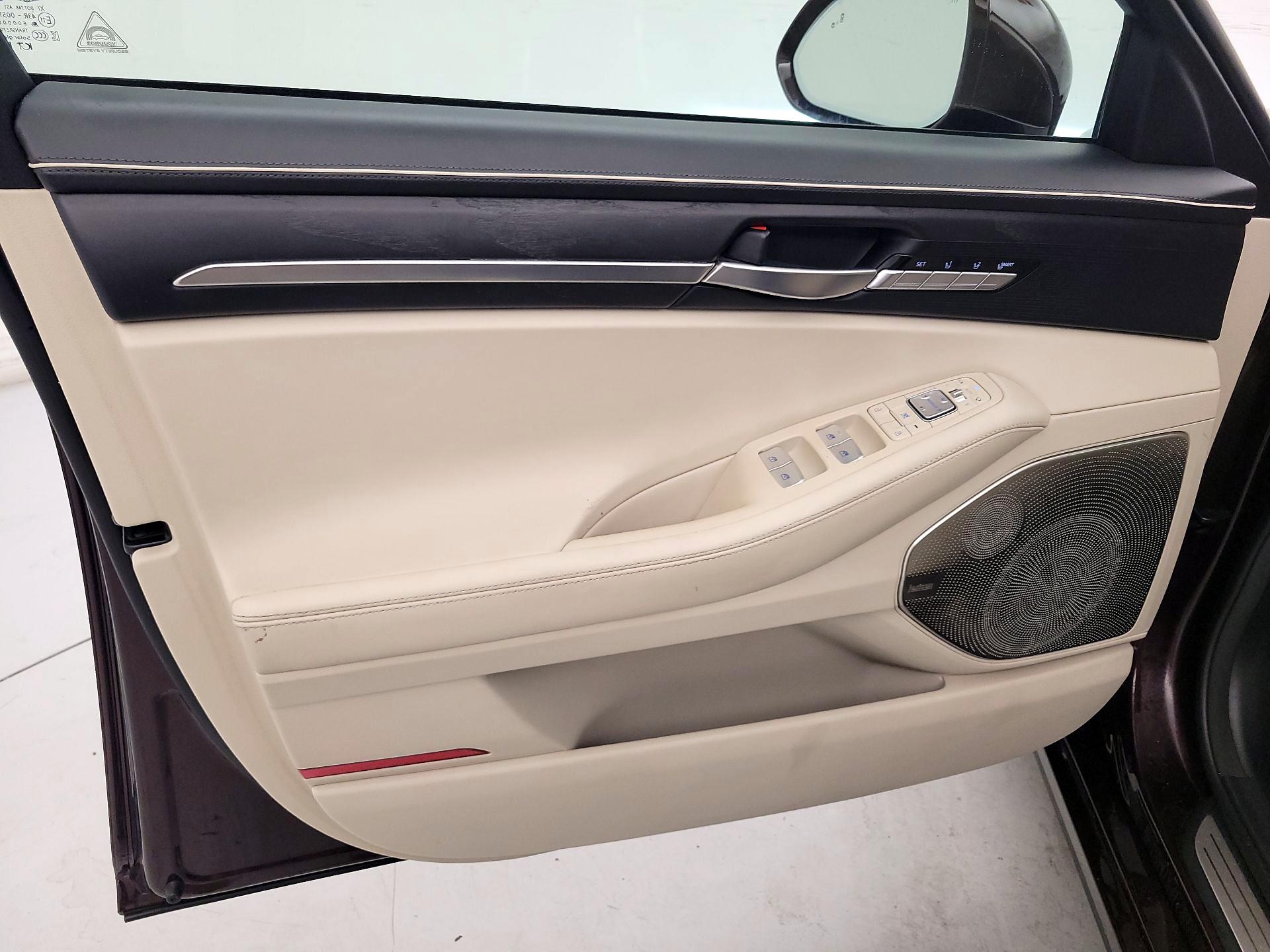 Thumbnail: 2020 Genesis G90 - 12