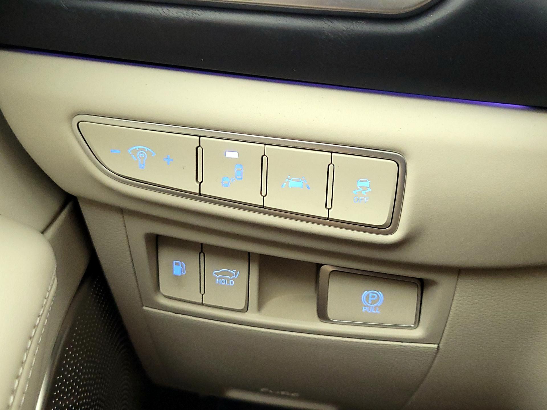 Thumbnail: 2020 Genesis G90 - 13