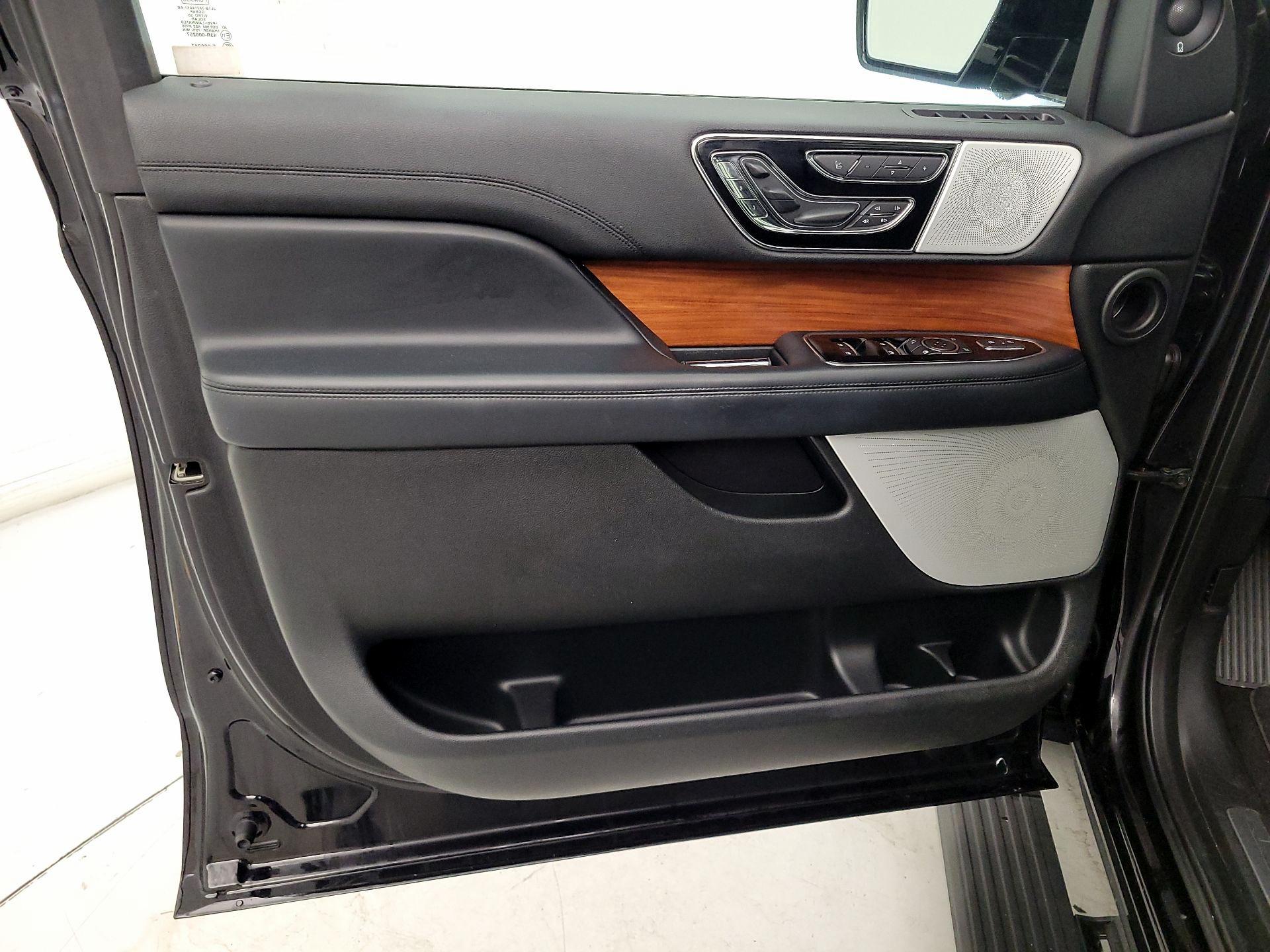 Thumbnail: 2019 Lincoln Navigator - 12