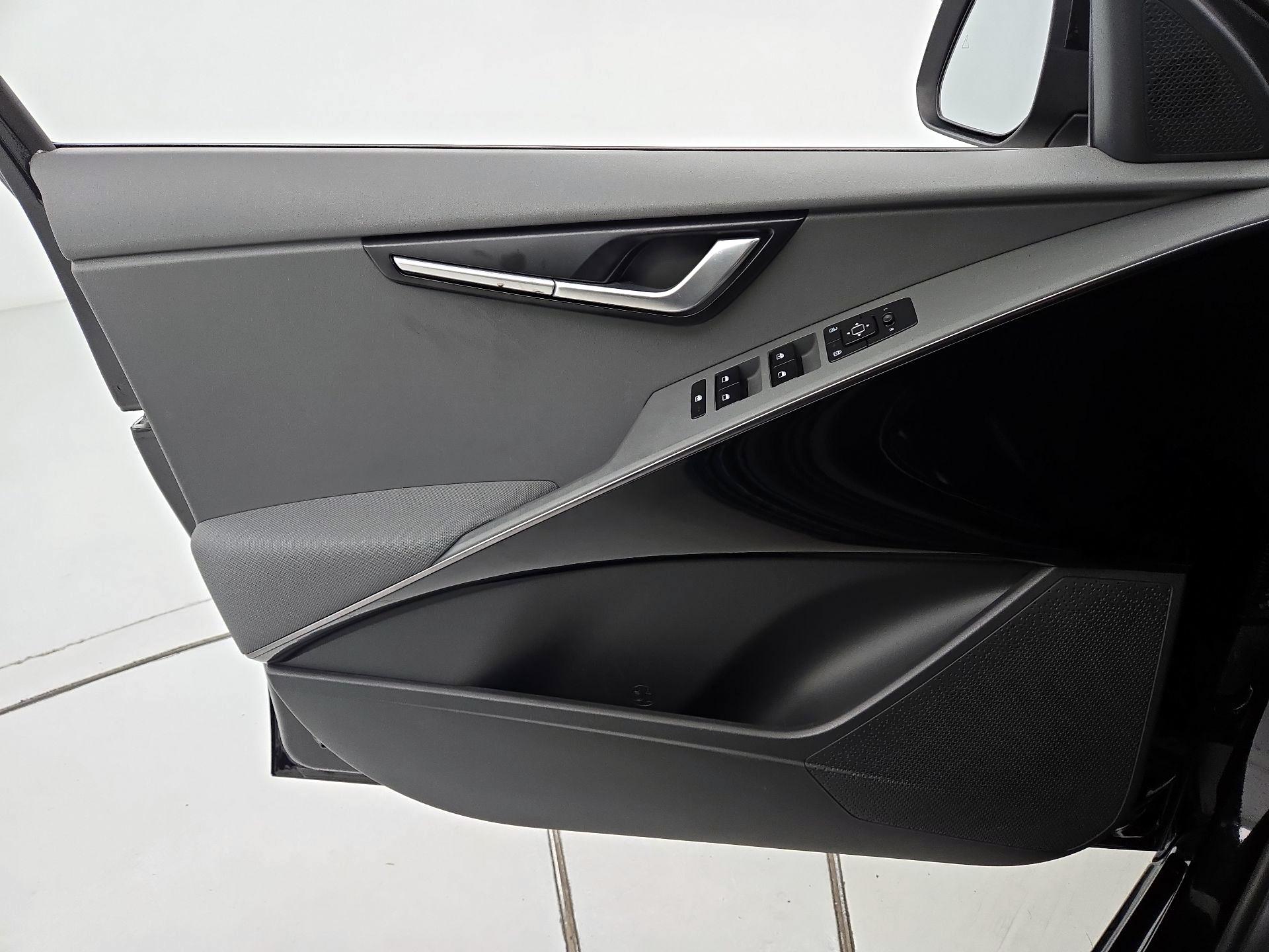 Thumbnail: 2023 Kia Niro - 12