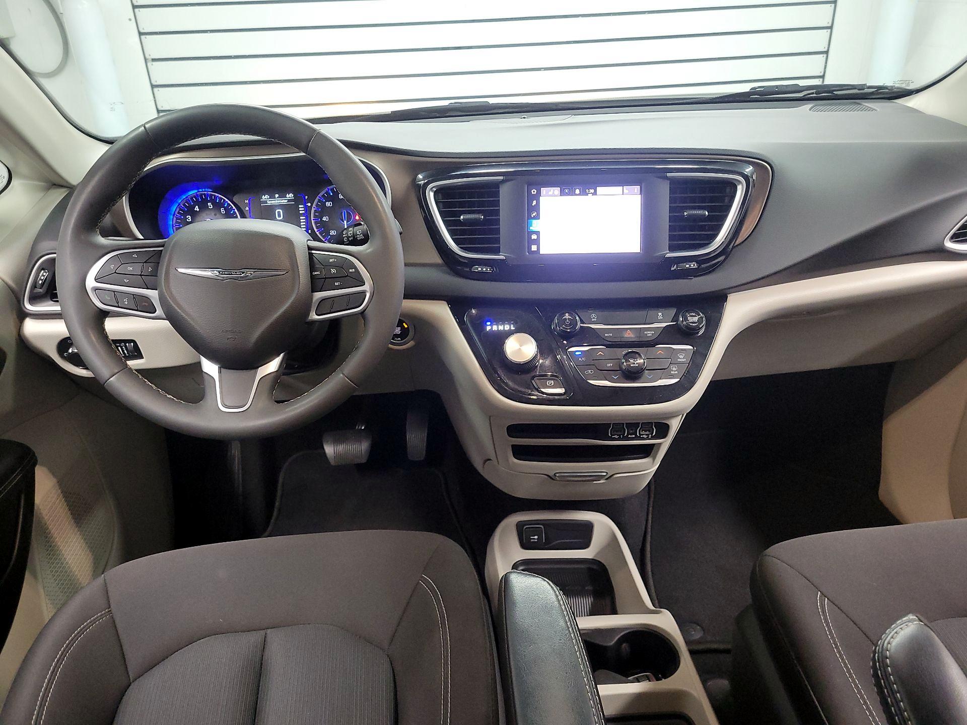 Thumbnail: 2022 Chrysler Voyager - 9