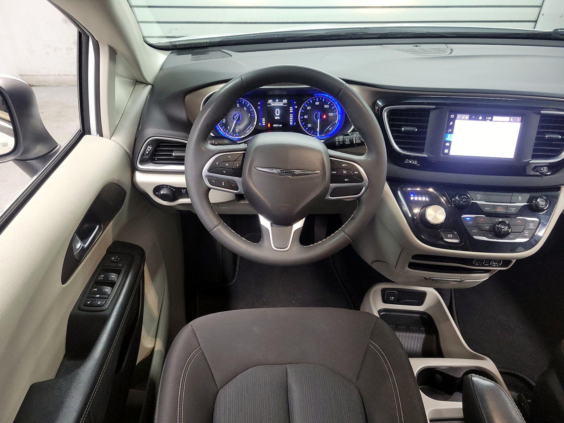 Thumbnail: 2022 Chrysler Voyager - 10