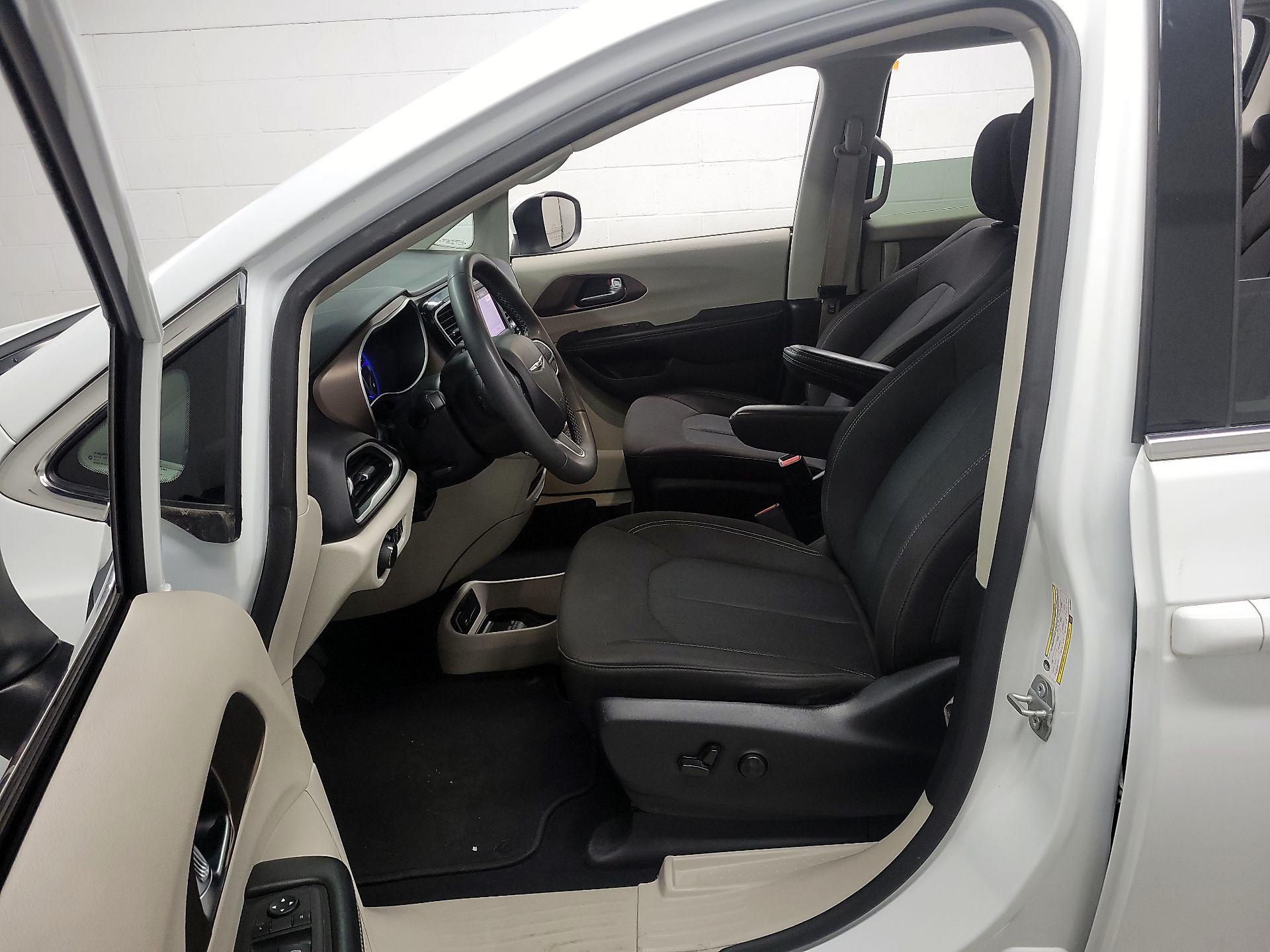 Thumbnail: 2022 Chrysler Voyager - 11