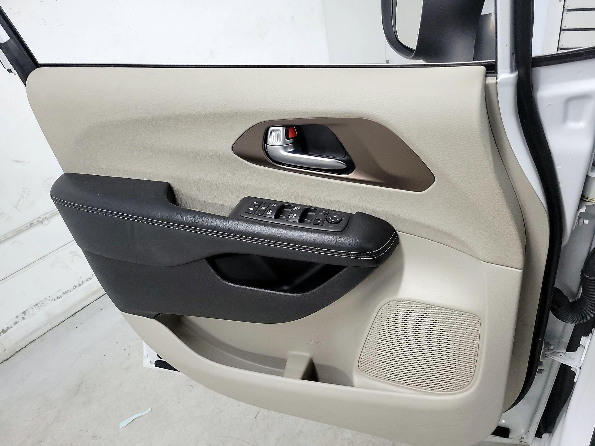 Thumbnail: 2022 Chrysler Voyager - 12