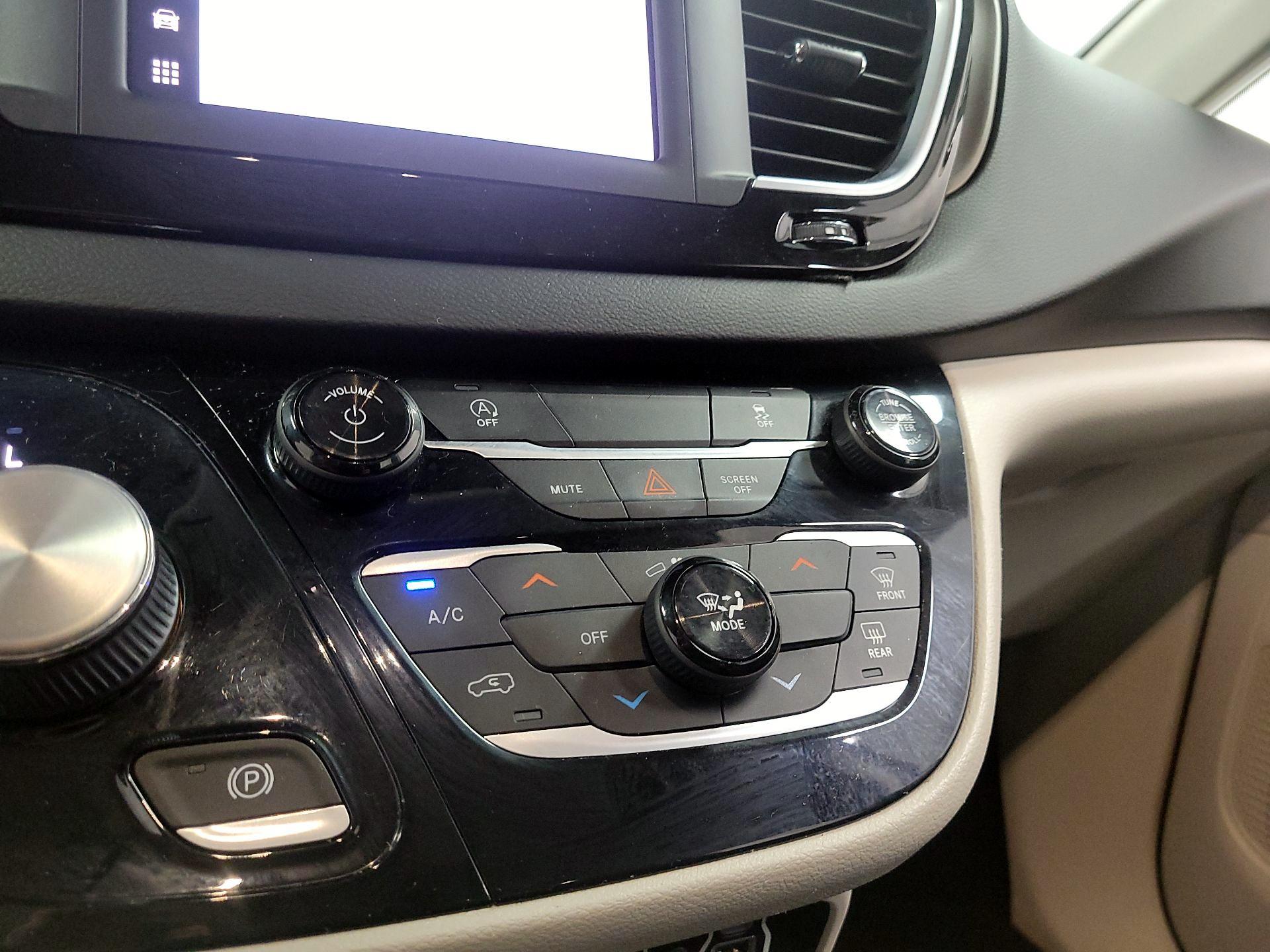 Thumbnail: 2022 Chrysler Voyager - 14