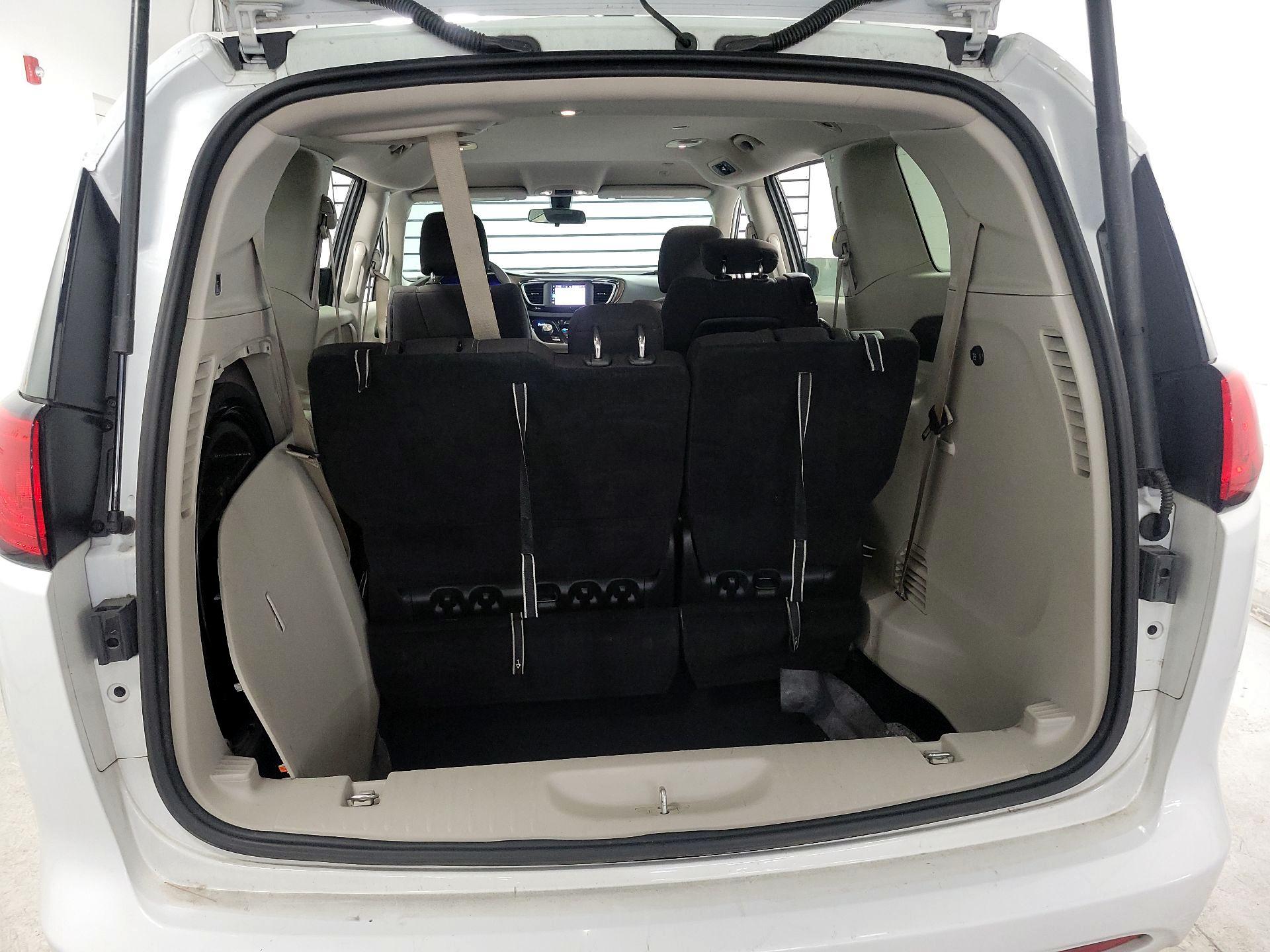 Thumbnail: 2022 Chrysler Voyager - 18