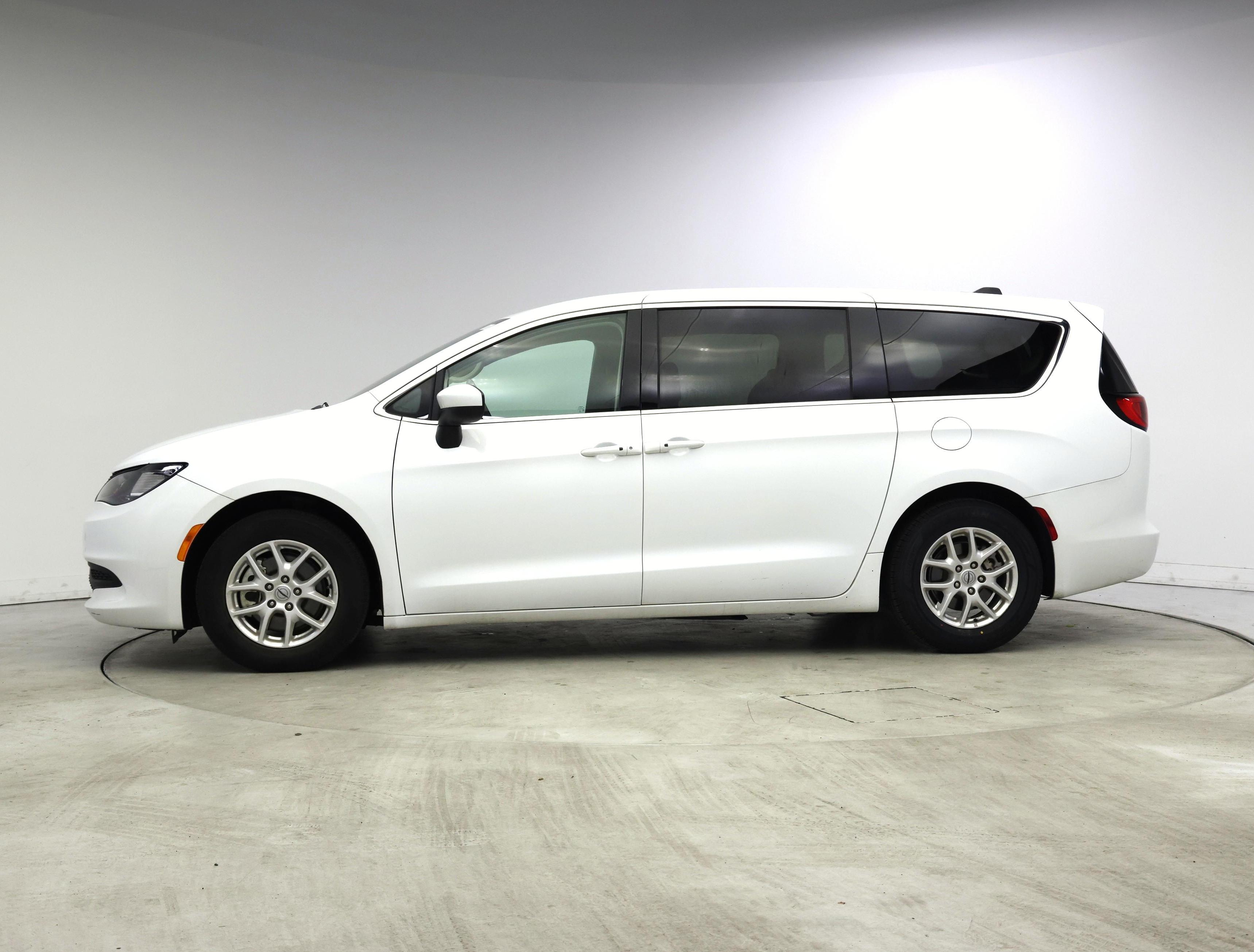 Thumbnail: 2022 Chrysler Voyager - 3