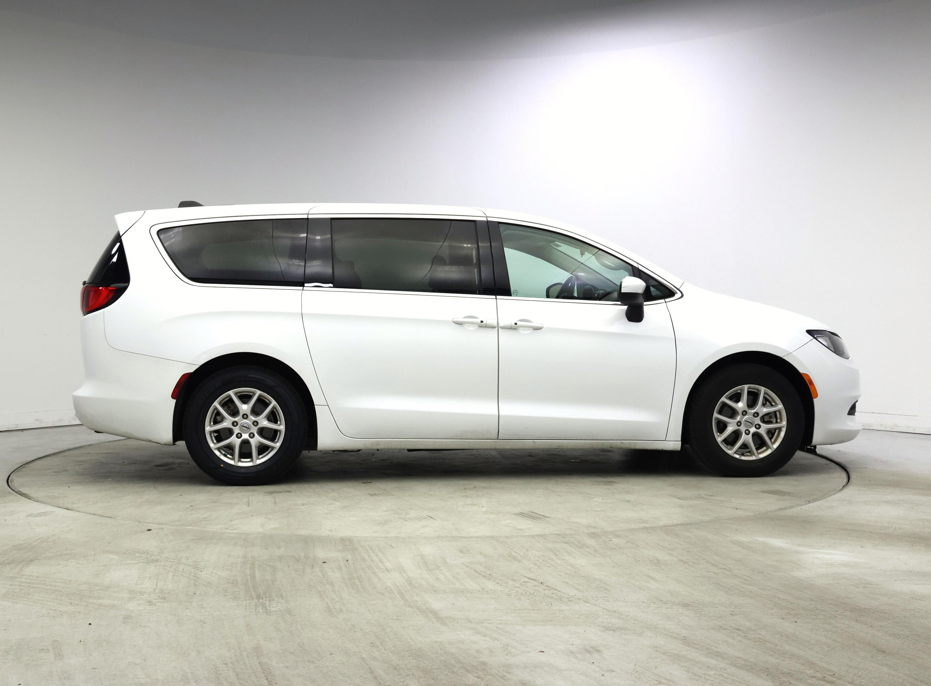 Thumbnail: 2022 Chrysler Voyager - 7