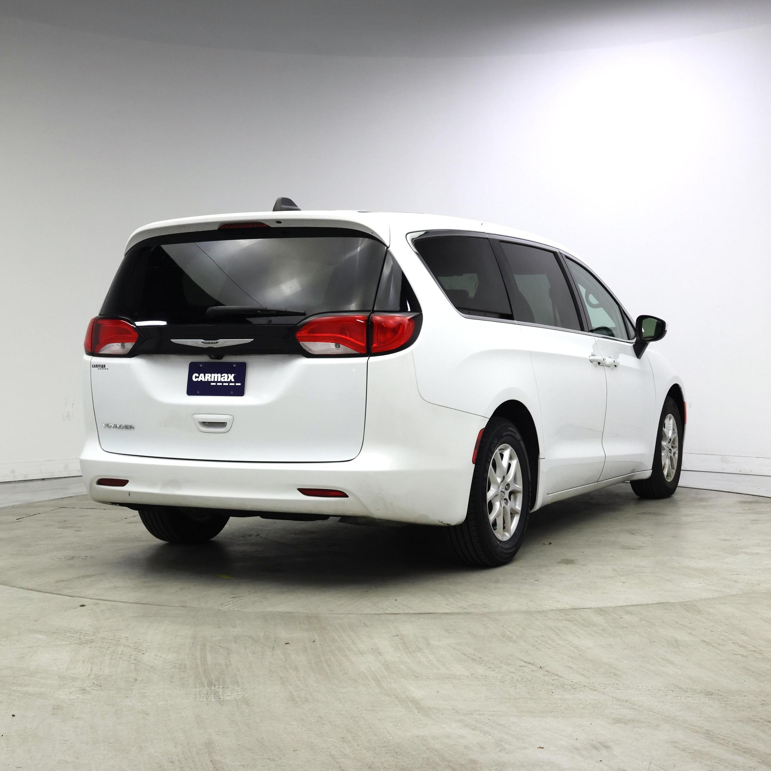 Thumbnail: 2022 Chrysler Voyager - 8