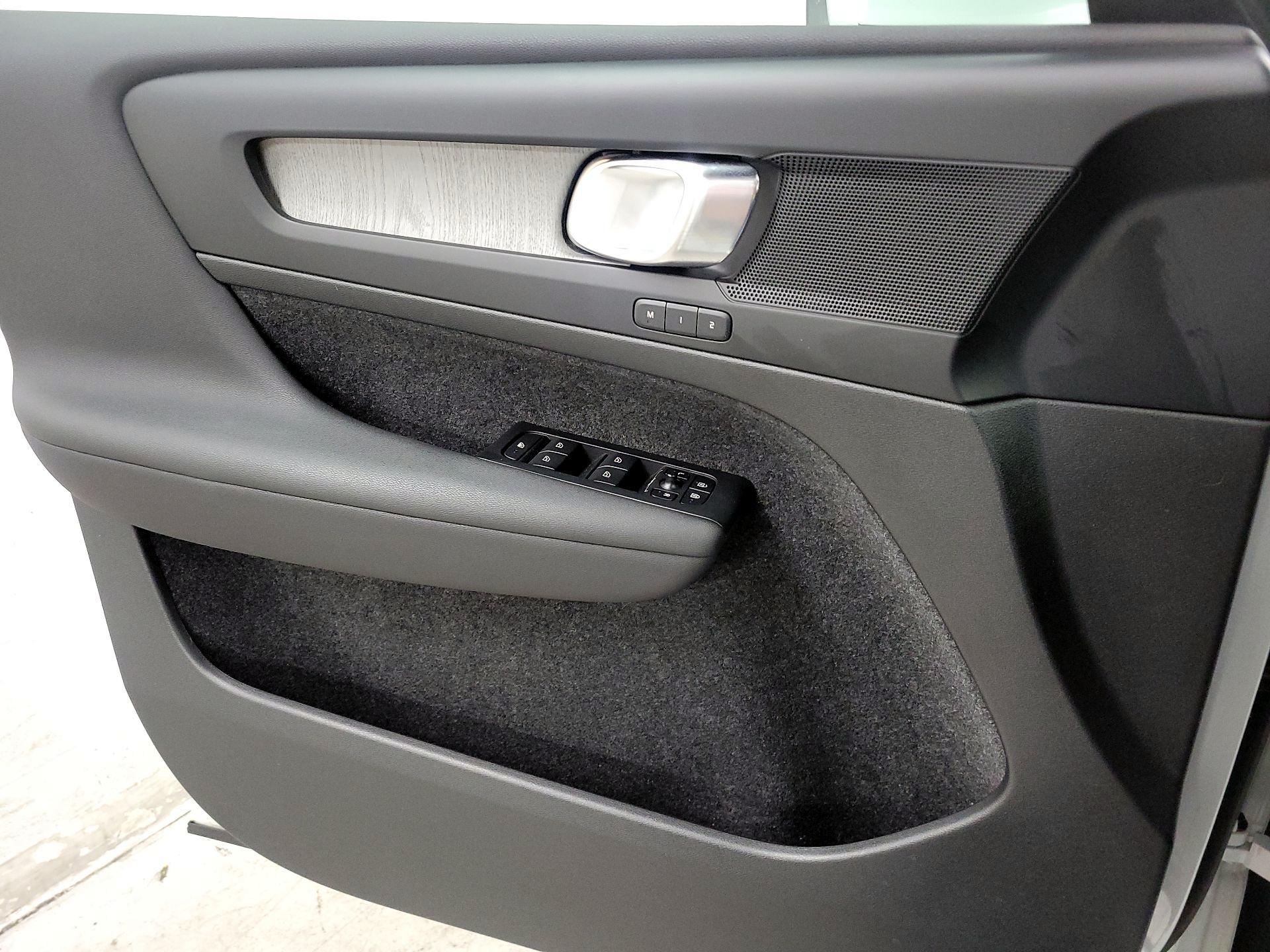 Thumbnail: 2023 Volvo XC40 - 12