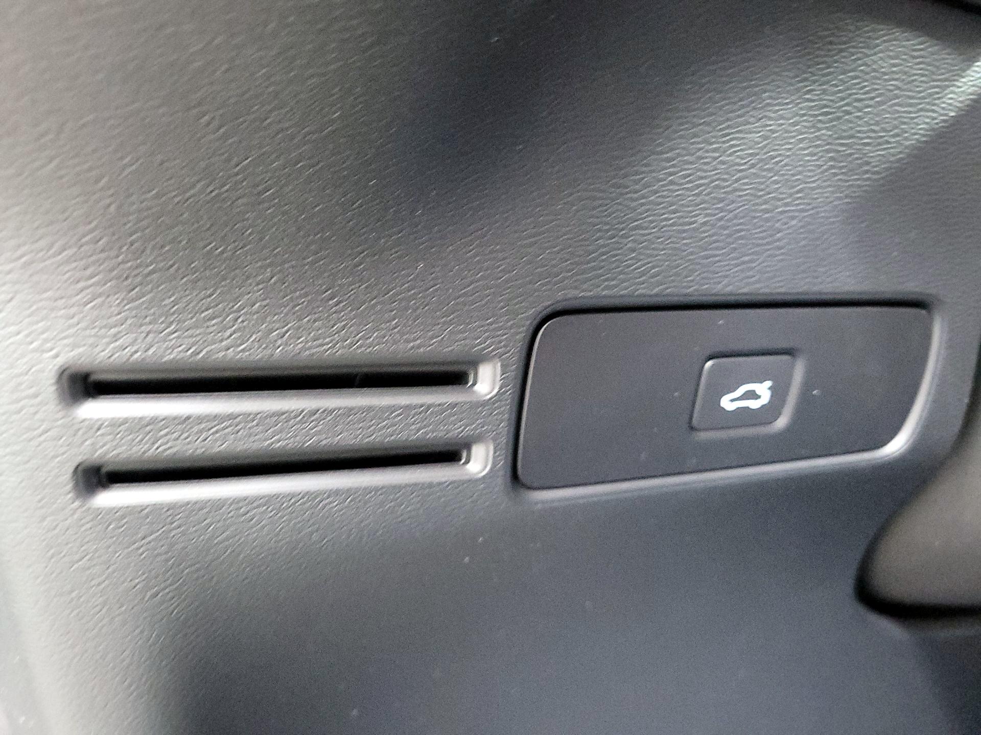 Thumbnail: 2023 Volvo XC40 - 13