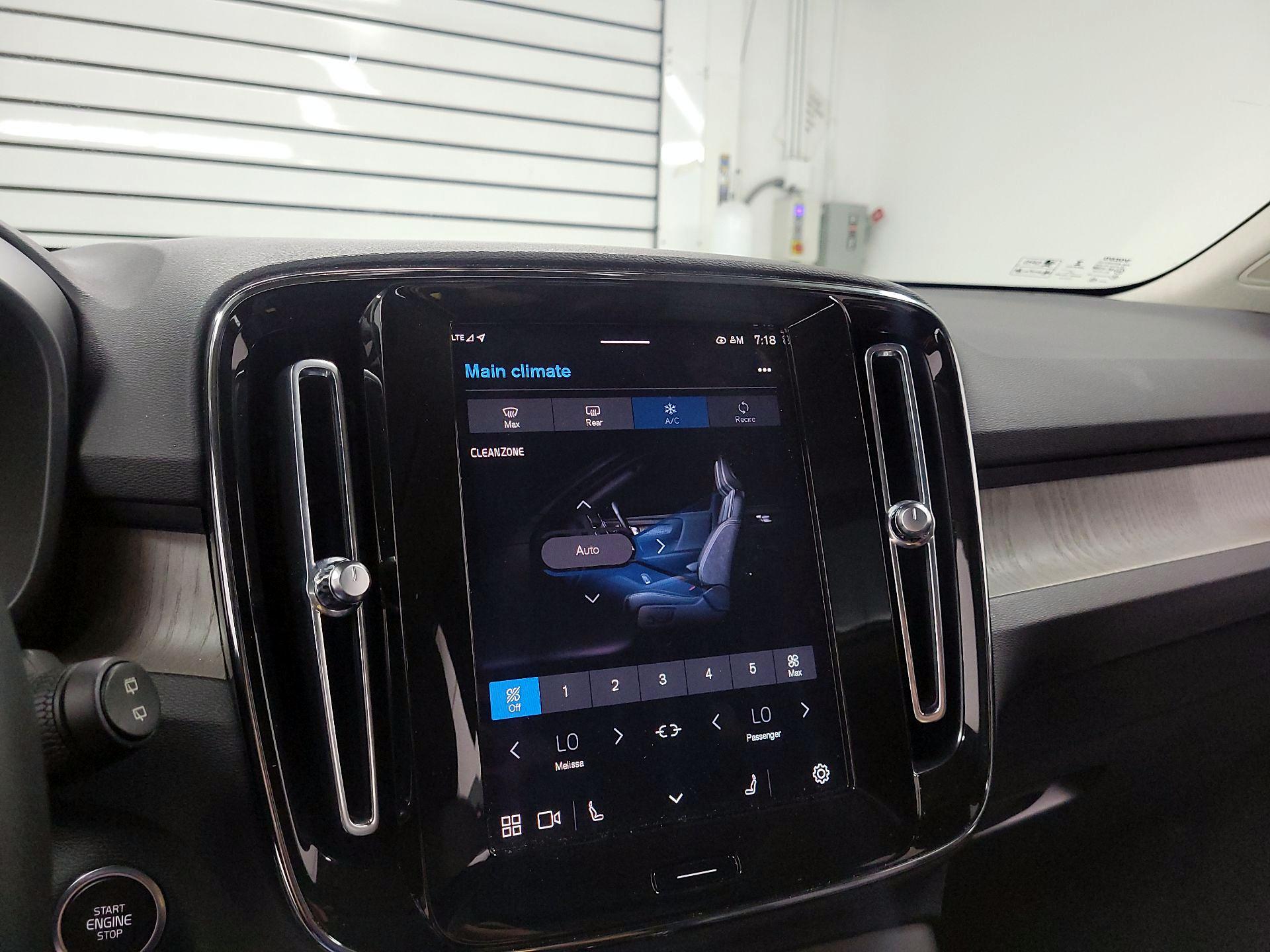 Thumbnail: 2023 Volvo XC40 - 17