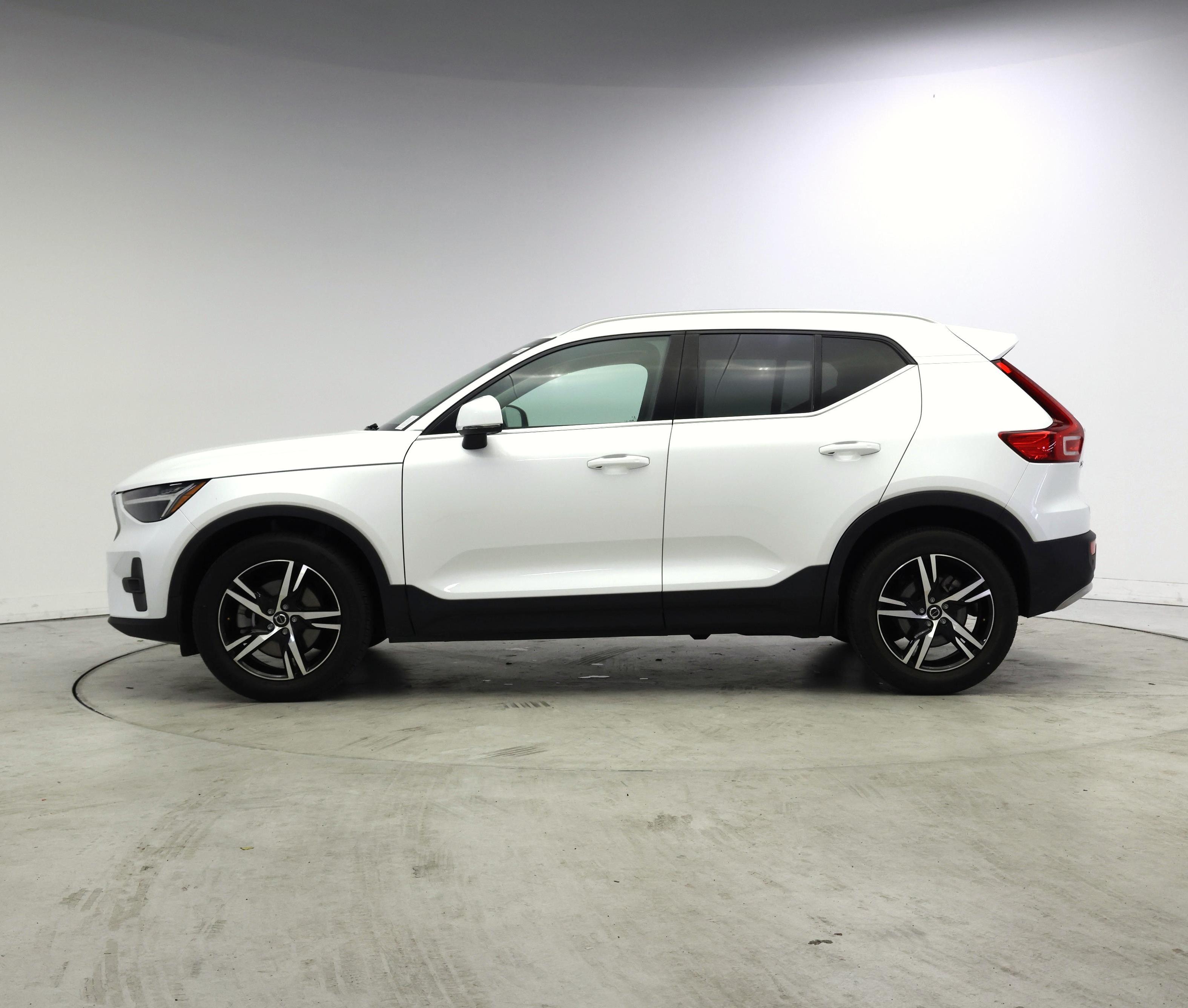 Thumbnail: 2023 Volvo XC40 - 3