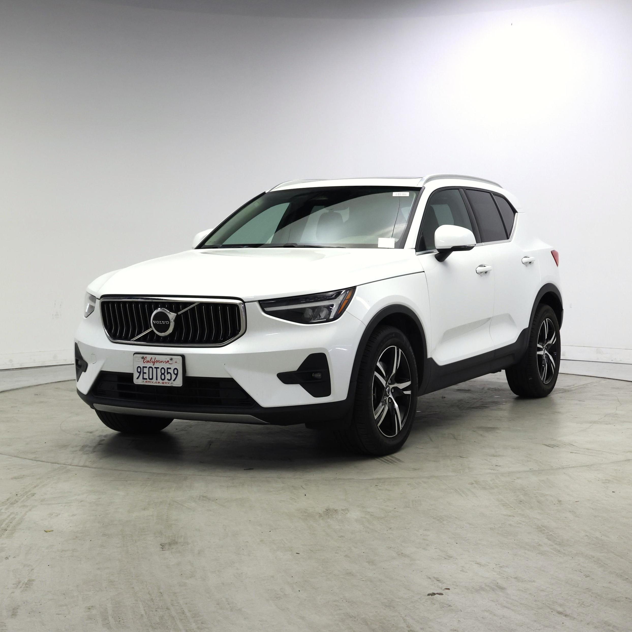 Thumbnail: 2023 Volvo XC40 - 4