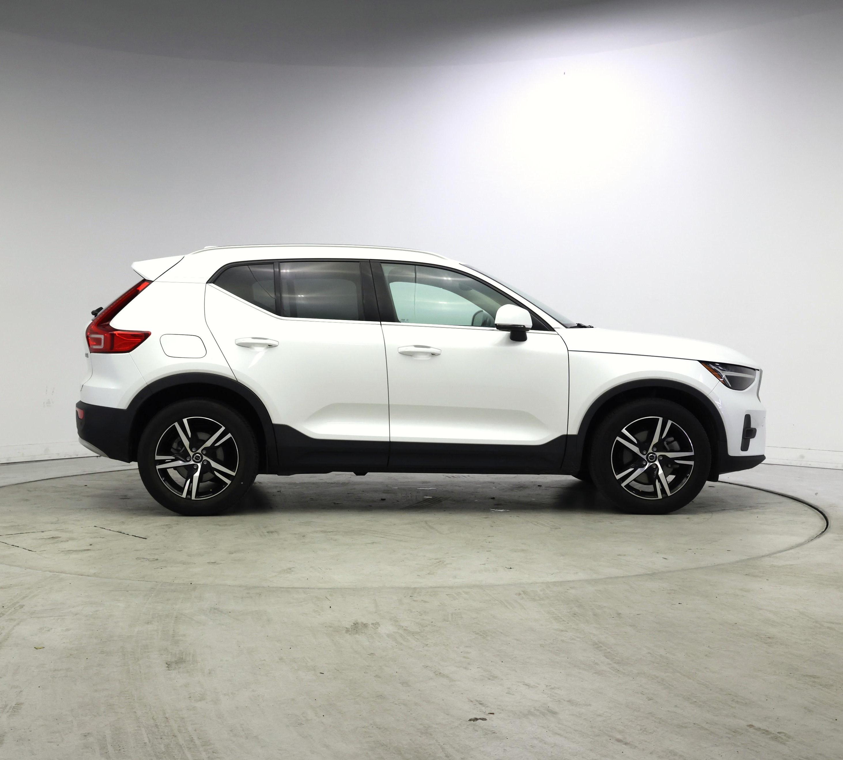 Thumbnail: 2023 Volvo XC40 - 7