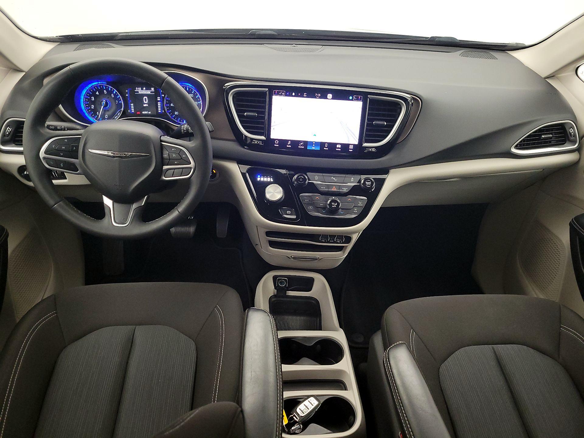 Thumbnail: 2022 Chrysler Voyager - 9