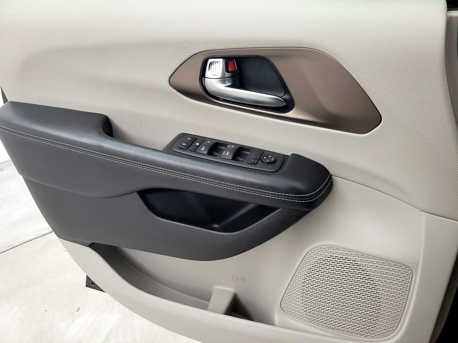 Thumbnail: 2022 Chrysler Voyager - 12