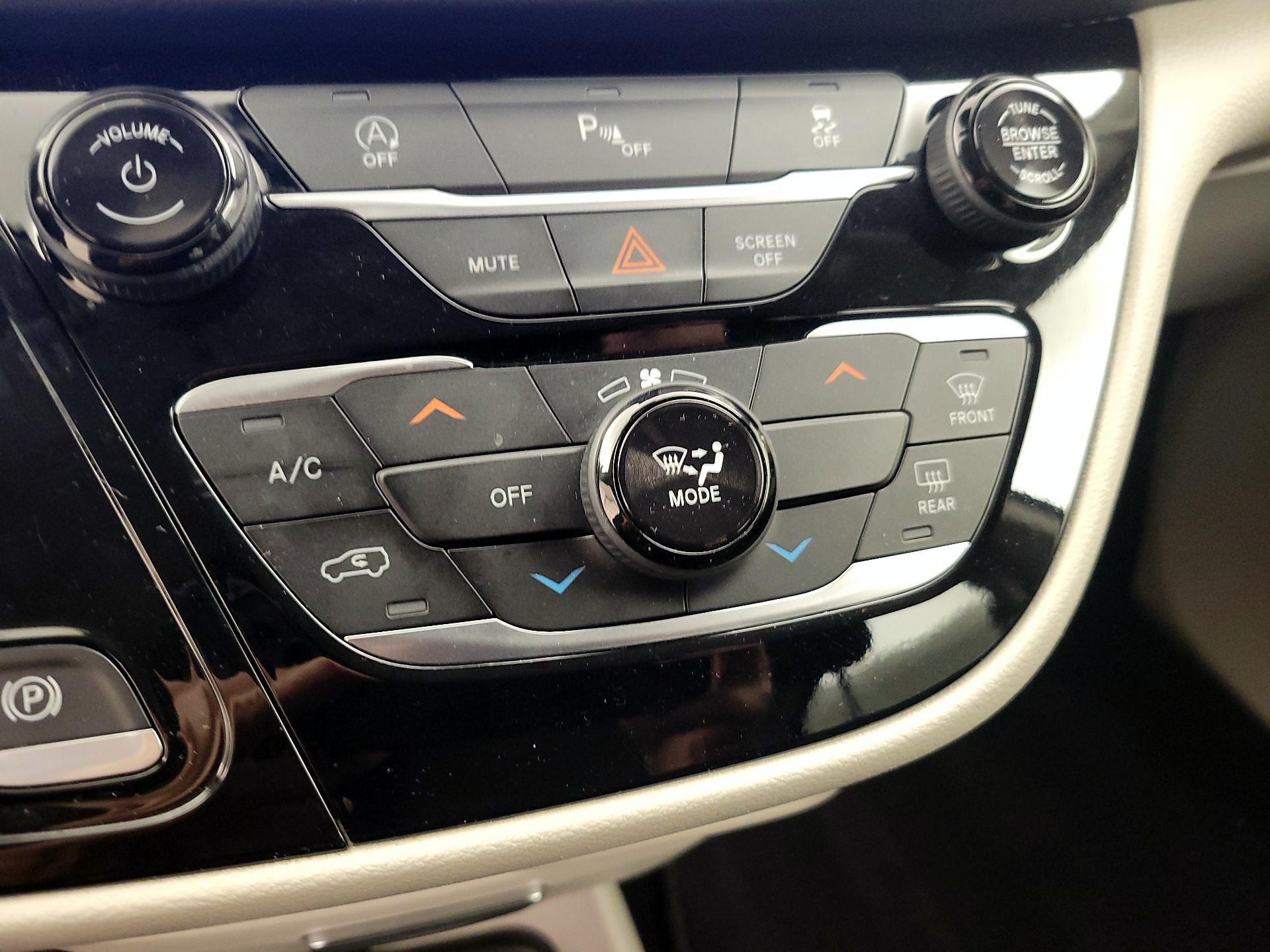 Thumbnail: 2022 Chrysler Voyager - 17