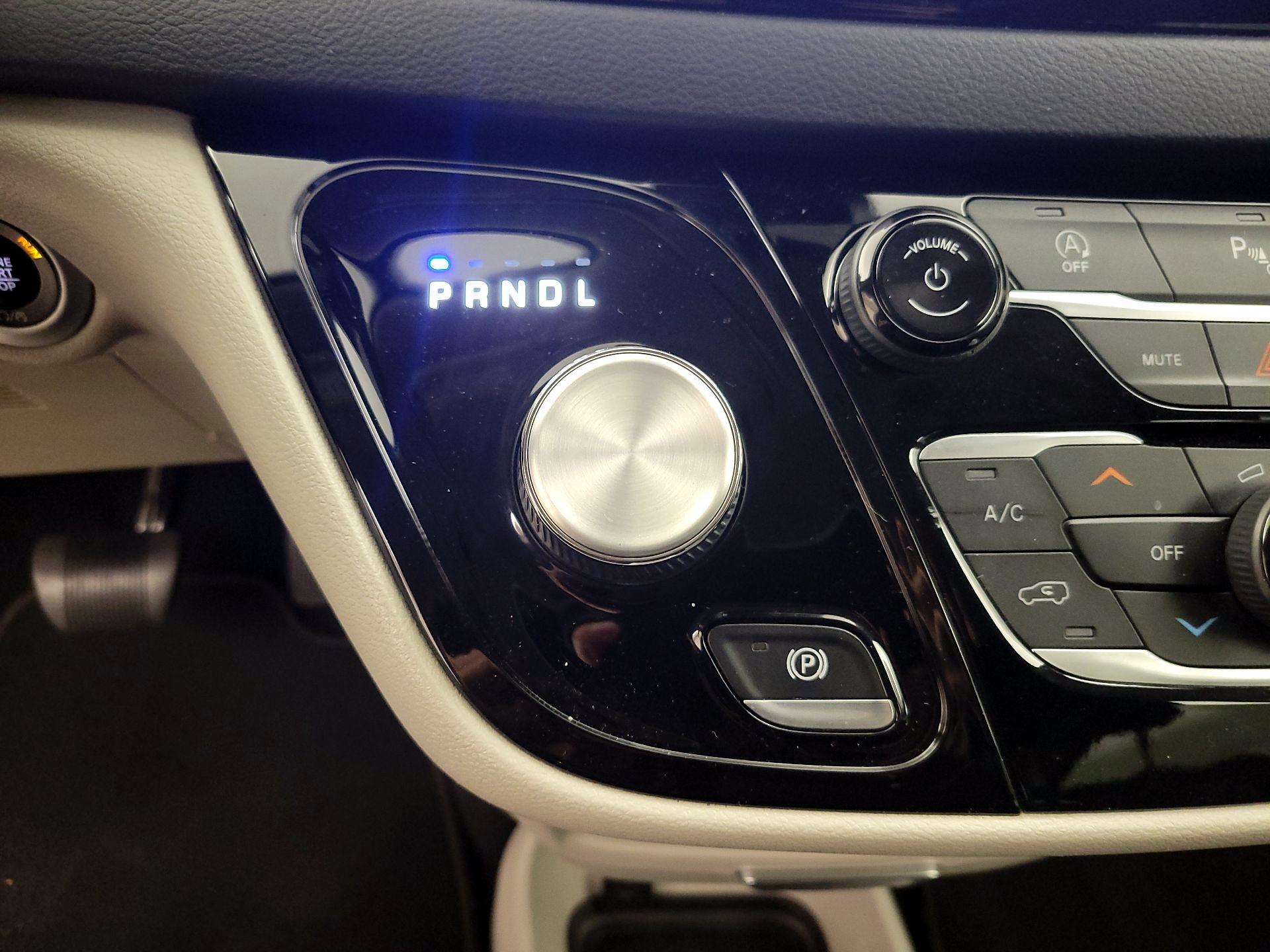 Thumbnail: 2022 Chrysler Voyager - 18