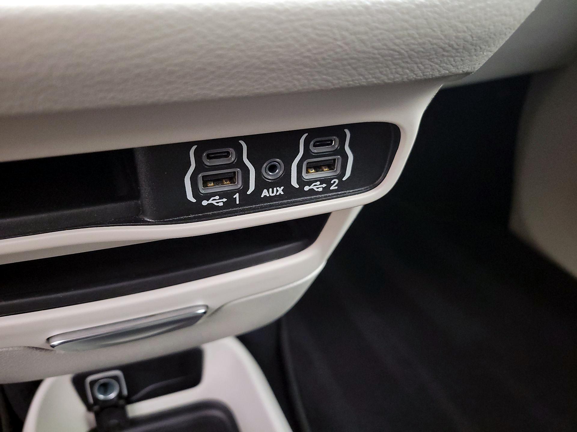 Thumbnail: 2022 Chrysler Voyager - 19