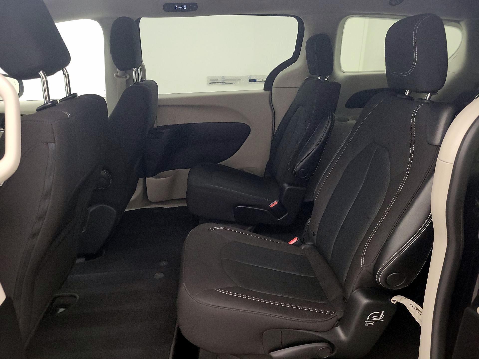 Thumbnail: 2022 Chrysler Voyager - 20