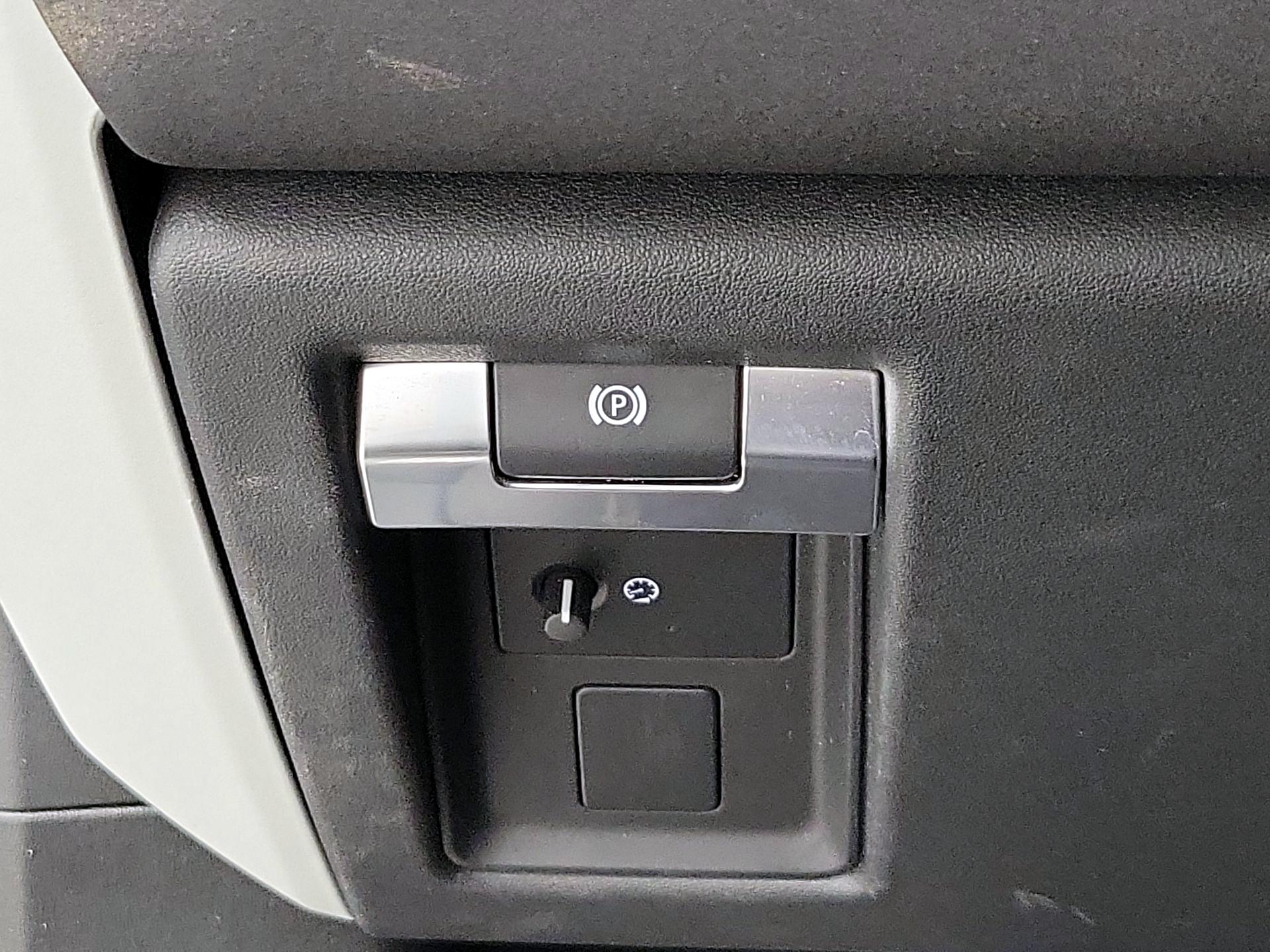 Thumbnail: 2021 Land Rover Defender - 13