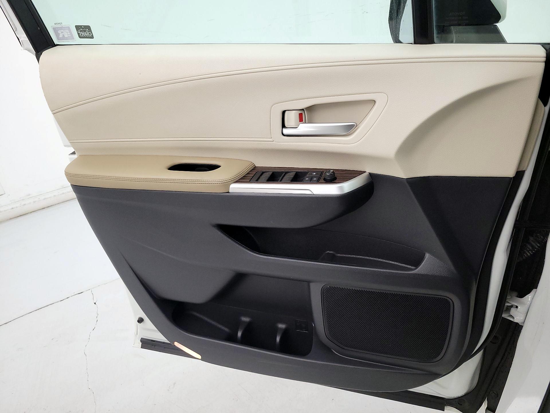 Thumbnail: 2021 Toyota Sienna - 12