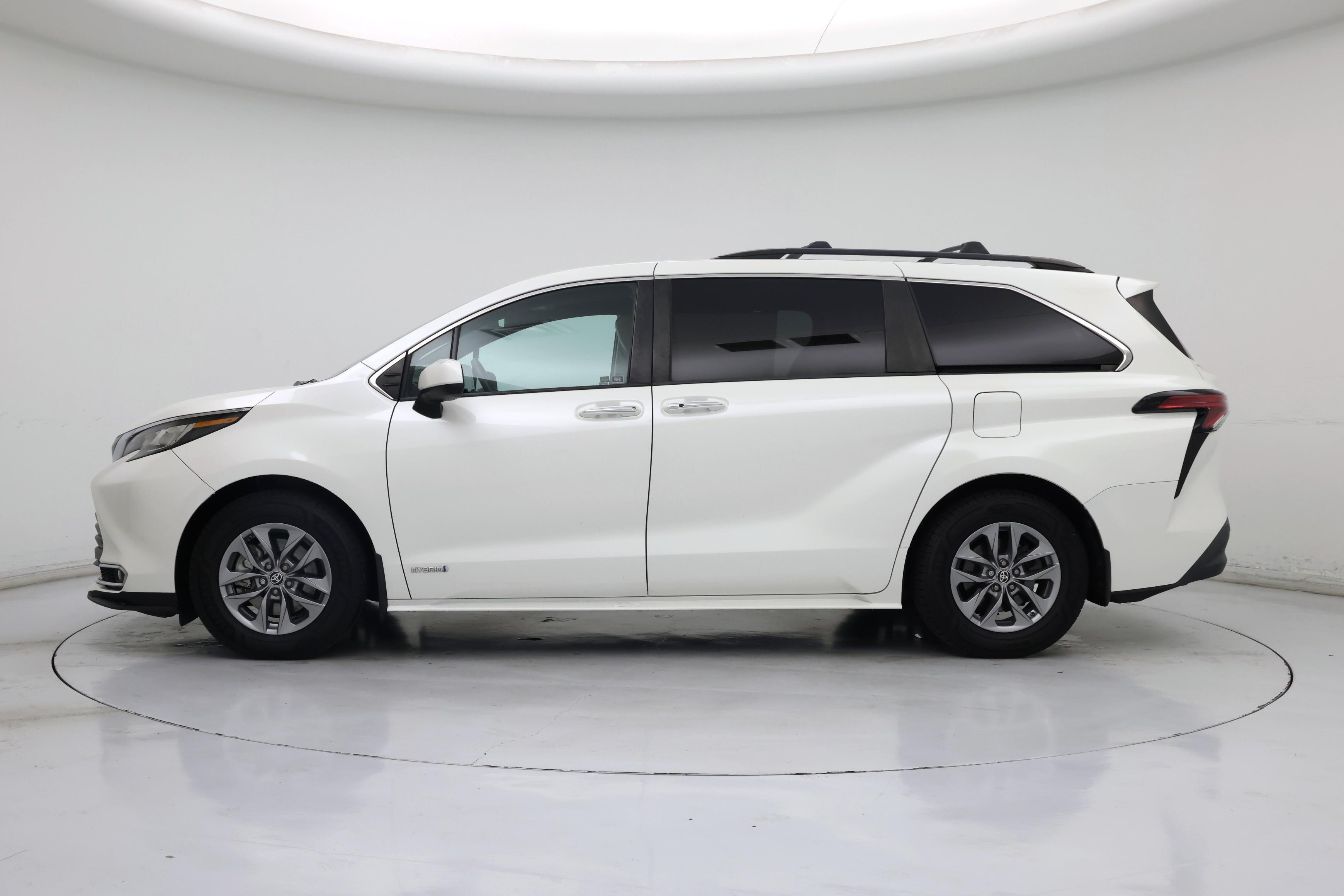 Thumbnail: 2021 Toyota Sienna - 3