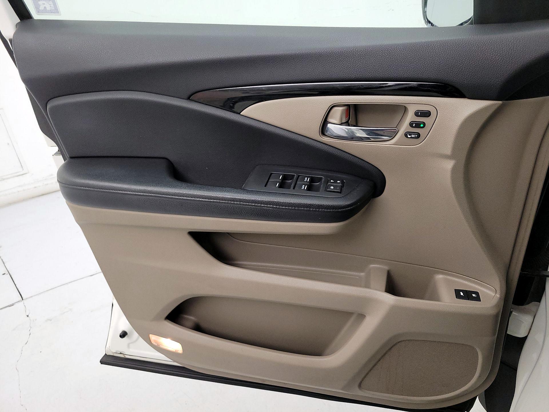 Thumbnail: 2016 Honda Pilot - 12