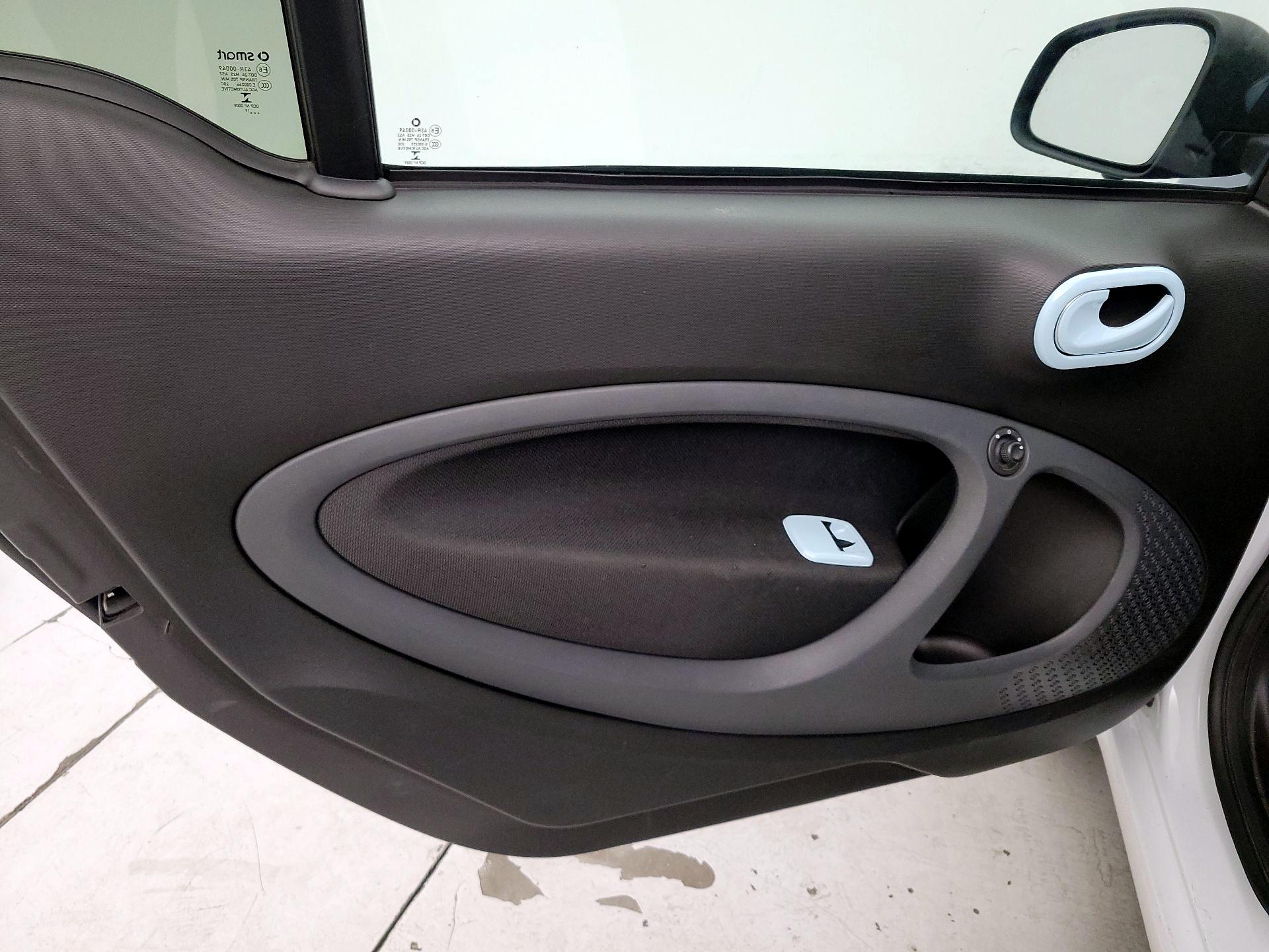 Thumbnail: 2016 smart fortwo - 12