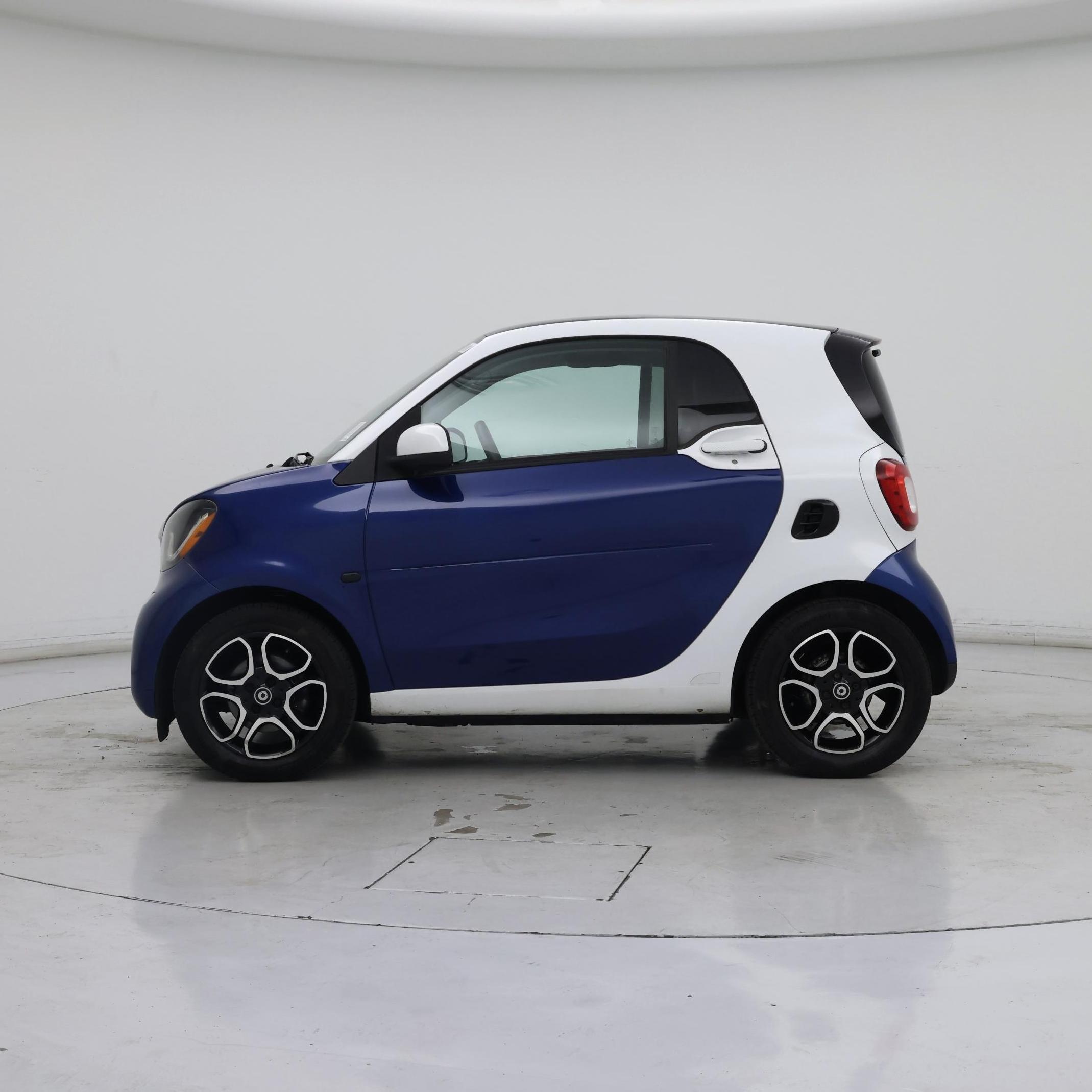 Thumbnail: 2016 smart fortwo - 3